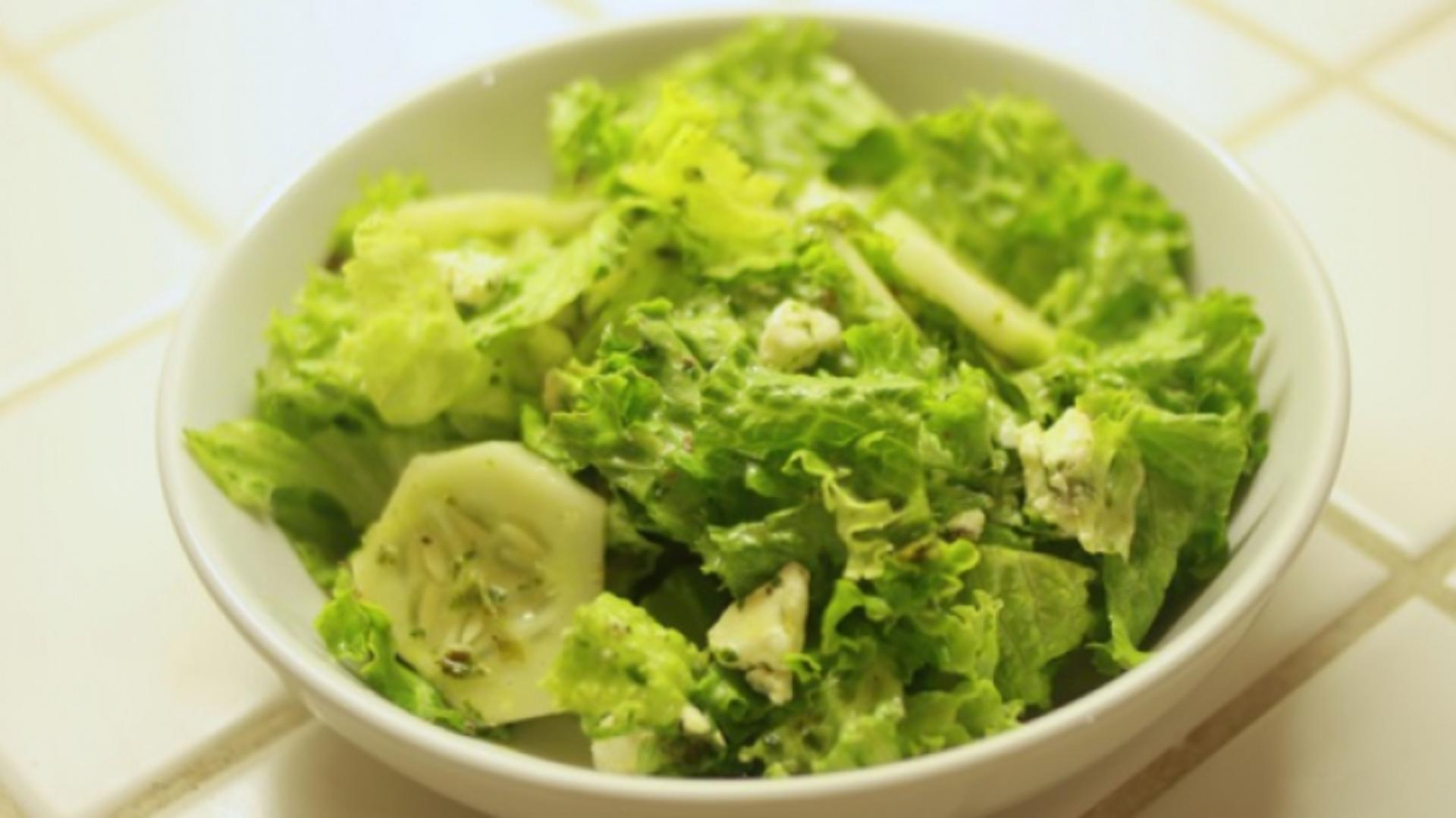 Cât de sănătoasă este, de fapt, combinația salată verde și castraveți