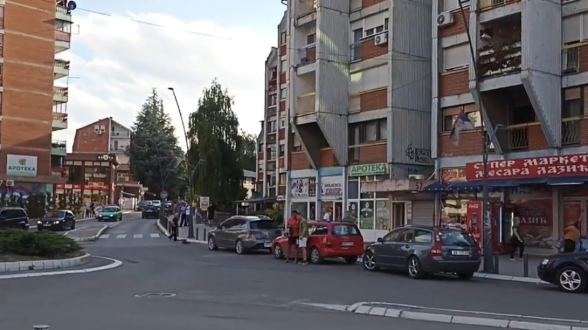 TENSIUNI la granița Serbia-Kosovo: Sirene și ÎMPUȘCĂTURI de mitralieră, auzite în centrele orașelor. Sârbii din Kosovo blochează drumurile care duc la frontiera cu Serbia