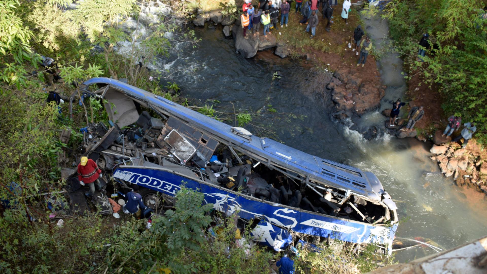 Un autobuz s-a răsturnat într-un râu / Foto: Profi Media