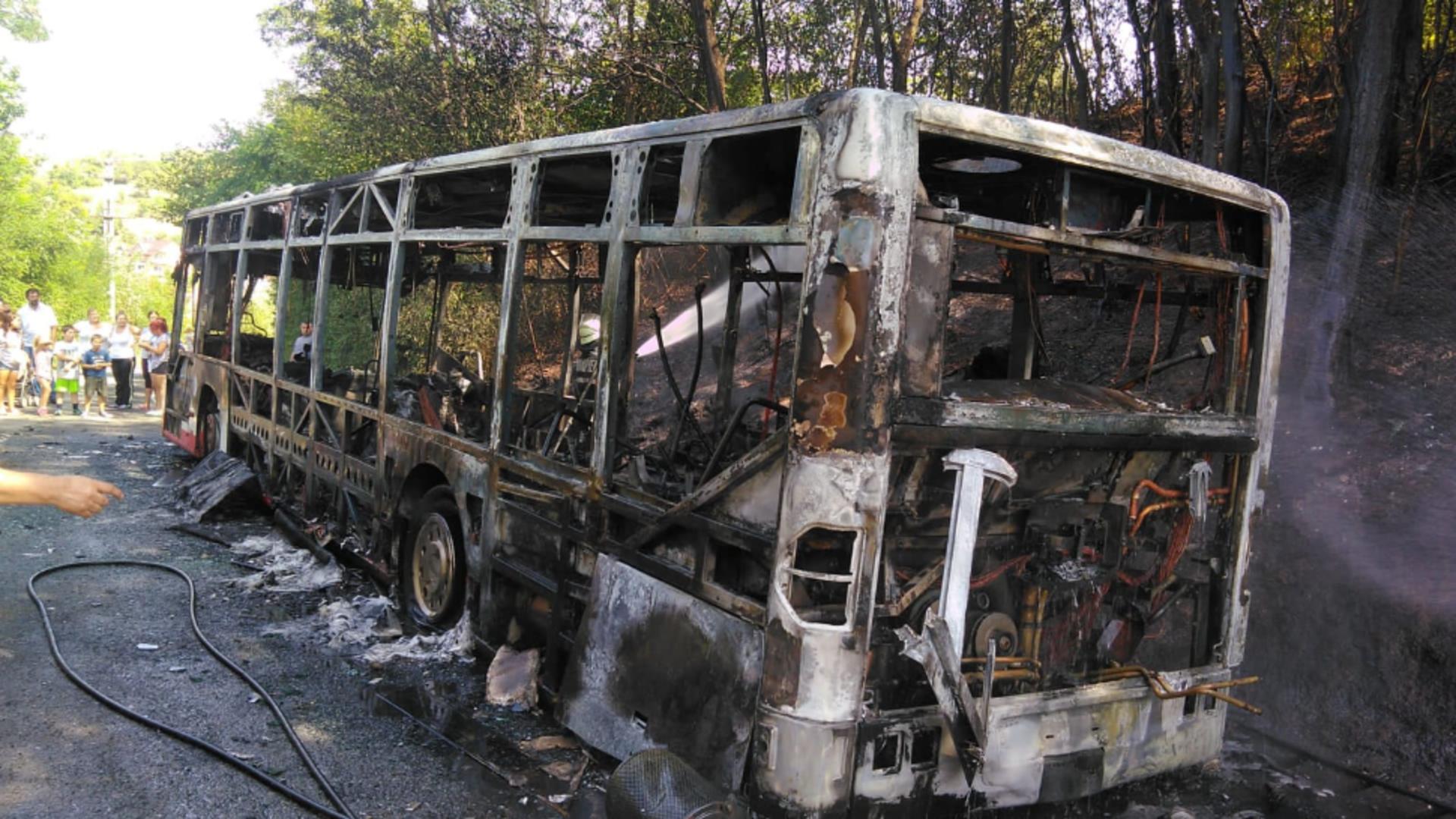 Un autobuz a ars ca o torță, după ce a luat foc în mers! Panică printre călători - GALERIE FOTO 