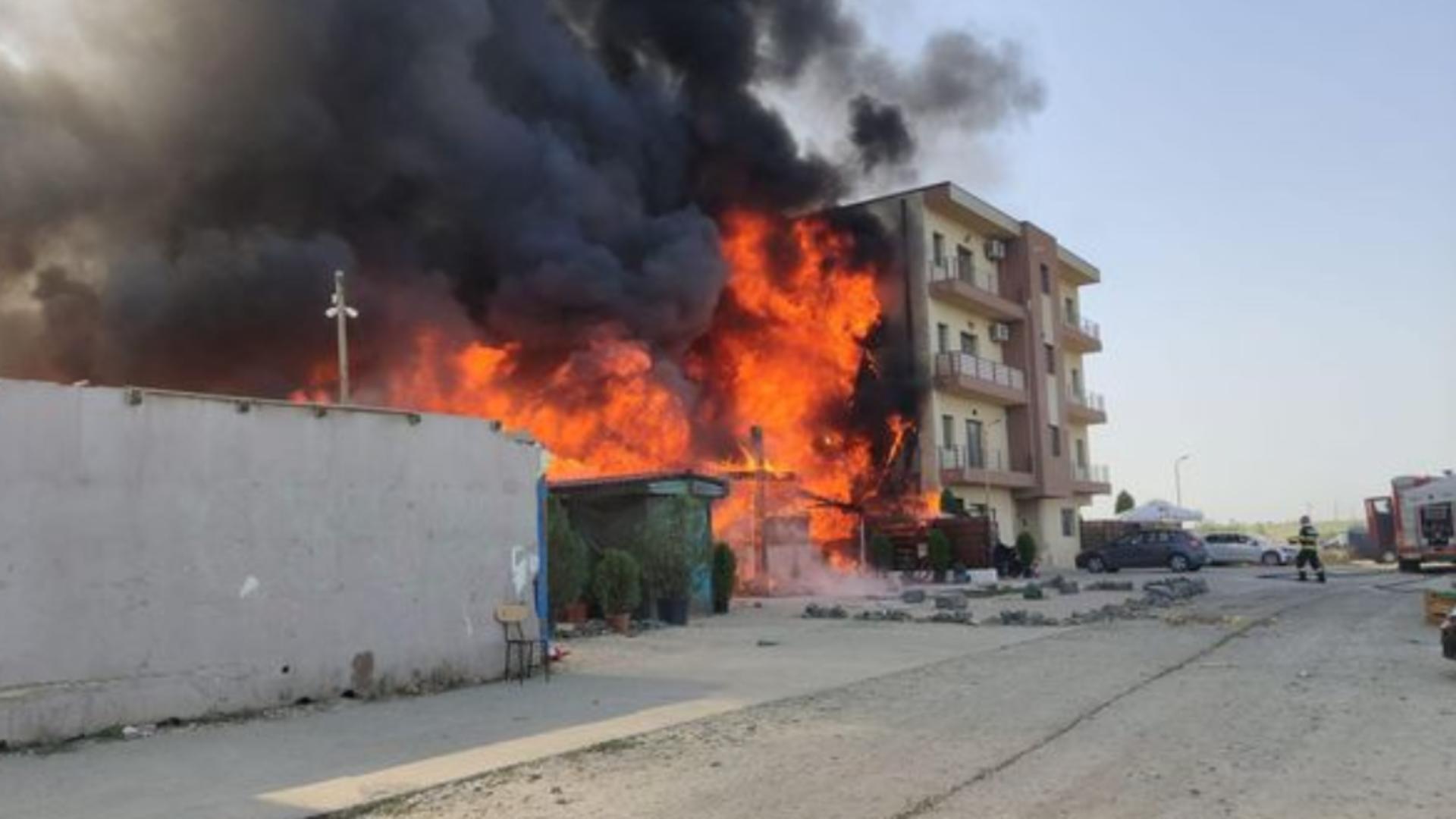 Biserica mistuită de incendiu în Constanța. Fațada blocului cuprins de foc, distrusă total - Locatarii din 11 apartamente, afectați