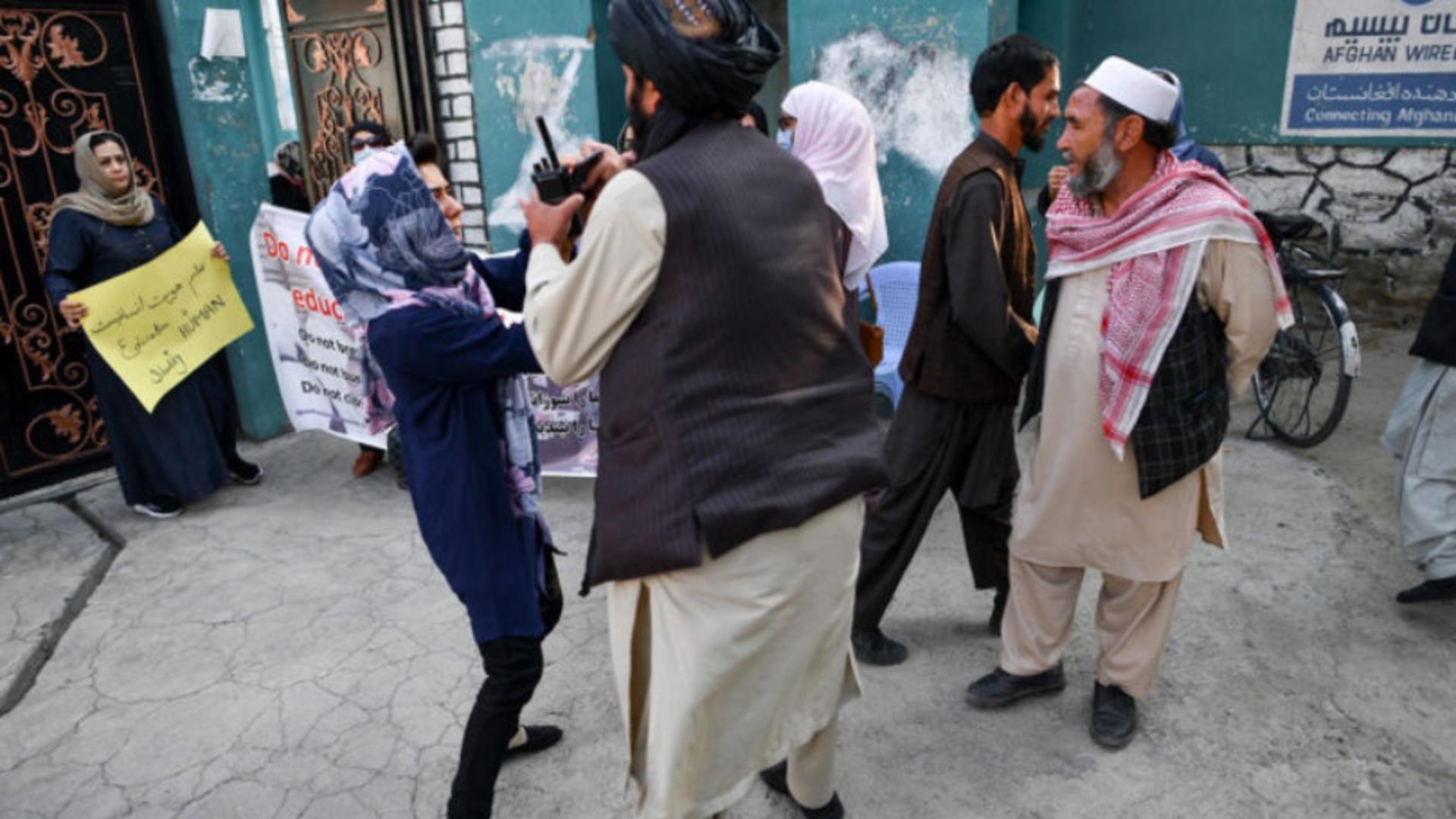 Femei afgane, protest în stradă la Kabul - Talibanii au dispersat manifestația cu focuri de armă