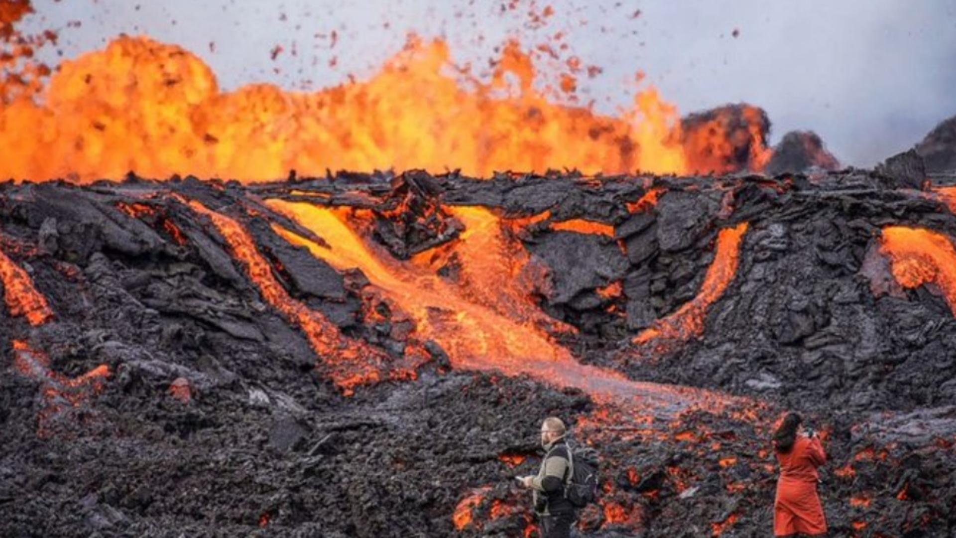 Erupție vulcanică în Islanda, urmărită de mii de turiști. Gazele pot fi fatale - Imagini spectaculoase