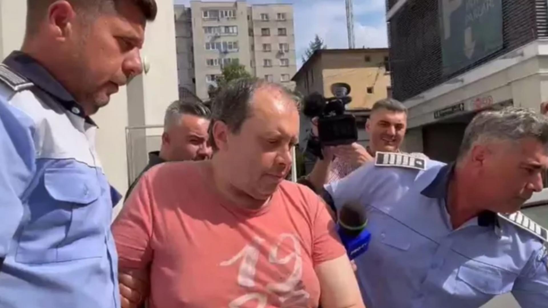Criminalul din Bascov, condus la Tribunal de polițiști