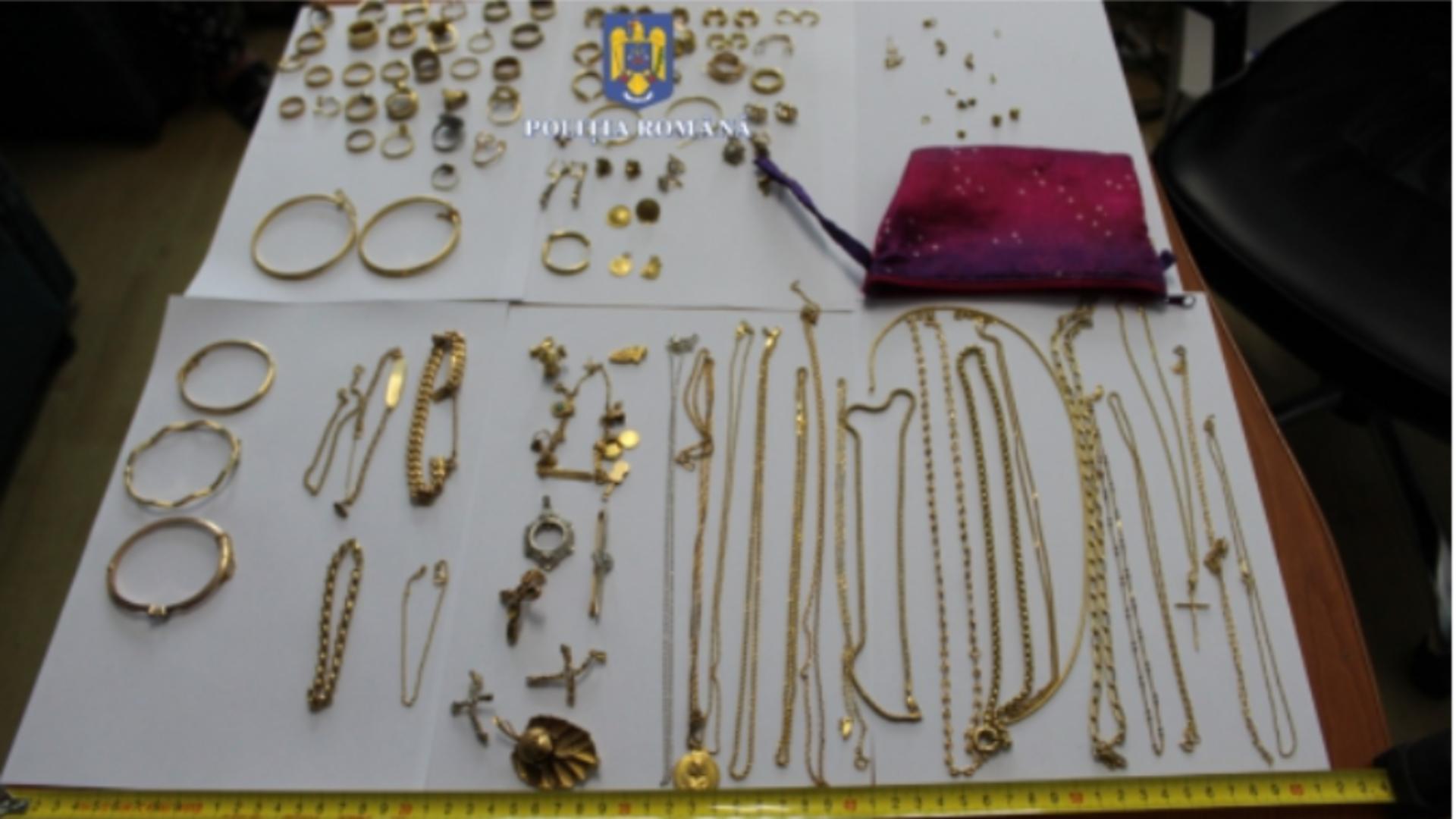 Obiecte din aur/ Captură foto Poliția Română