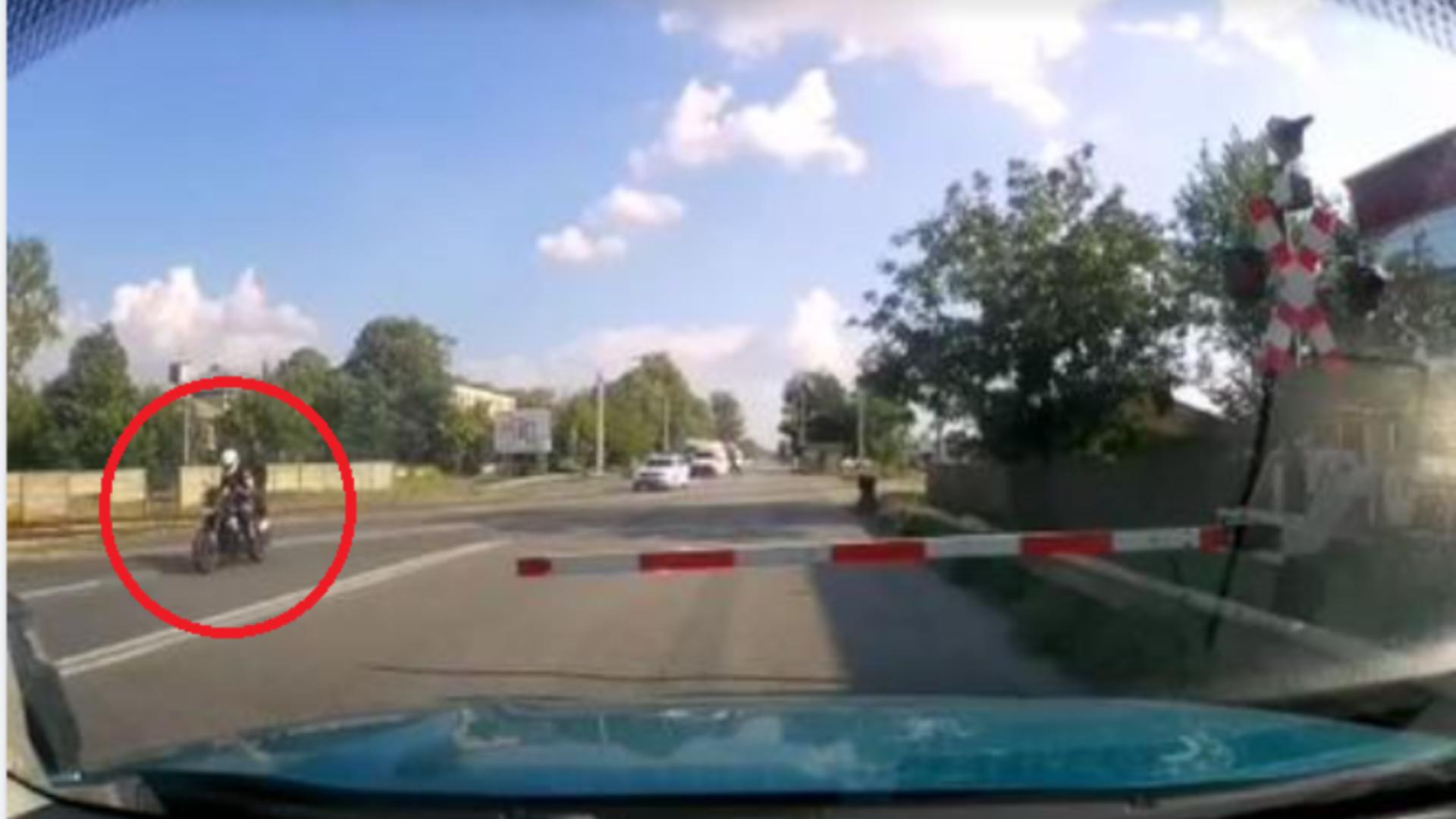Motociclist urmărit de poliție/ Captură video 
