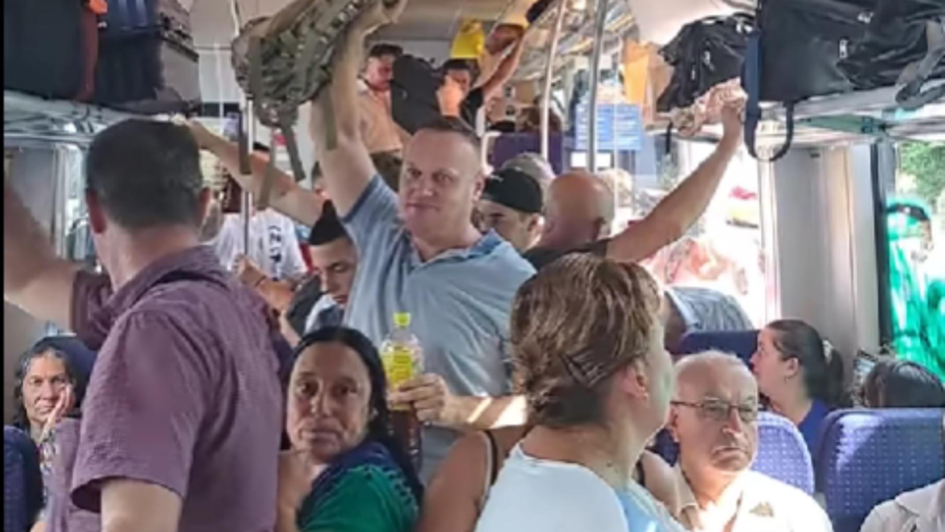 Oameni înghesuiți în tren/ Captură video Facebook