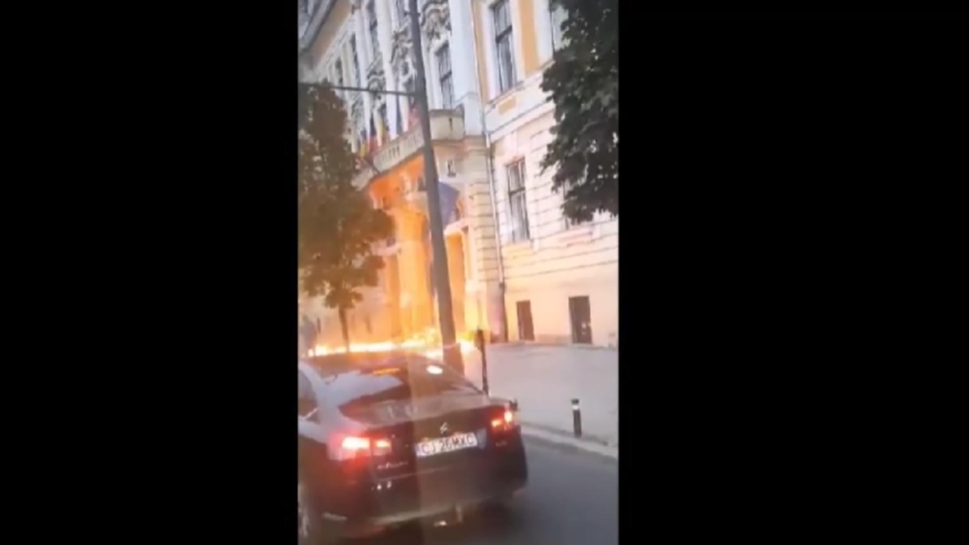 Ușa primăriei din Cluj Napoca a fost cuprinsă de flăcări după ce un piroman a aruncat cu benzină pe ea și i-a dat foc