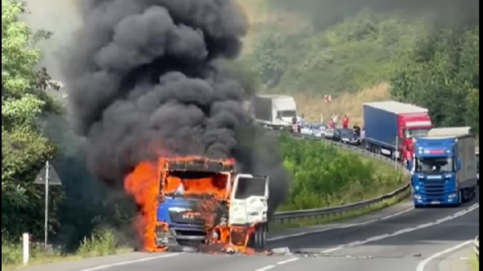 Camion în flăcări/ Captură video Facebook Ziua de Cluj