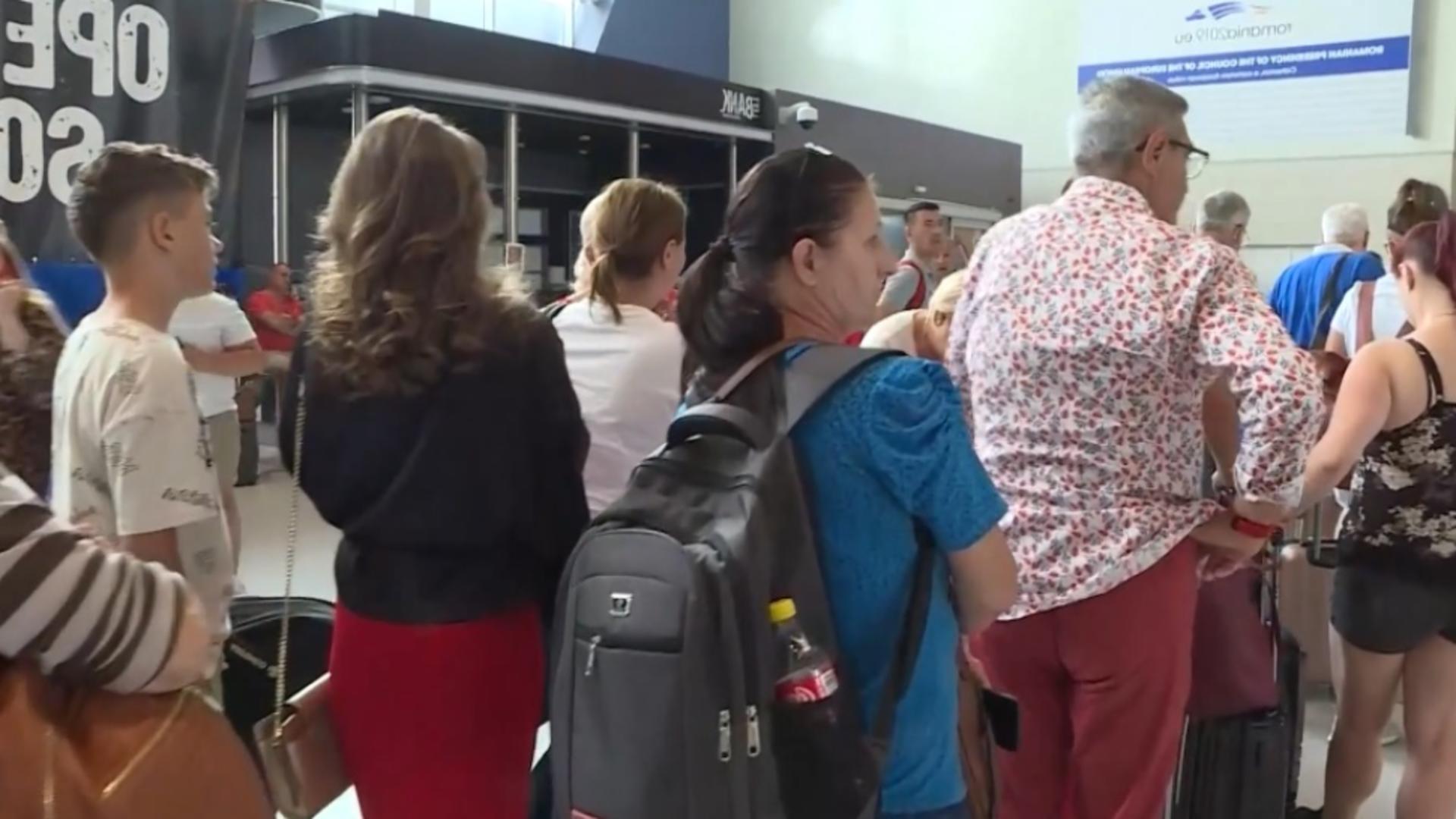 Scandal la aeroport: sute de români au rămas fără vacanță - Zeci de zboruri sunt anulate sau întârziate