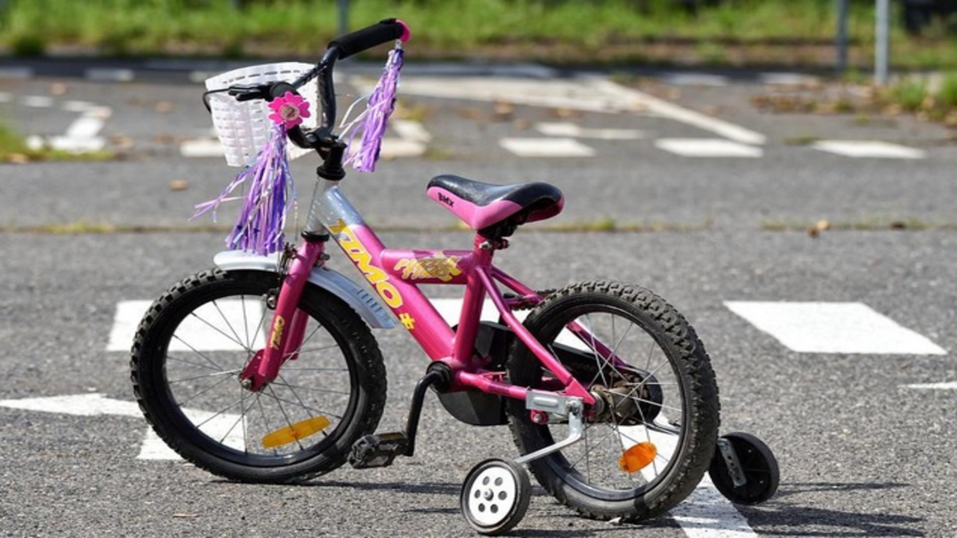 Mamă cu 3 copii mici, oprită de poliție să fie amendată pentru că mergeau cu bicicletele pe trotuar