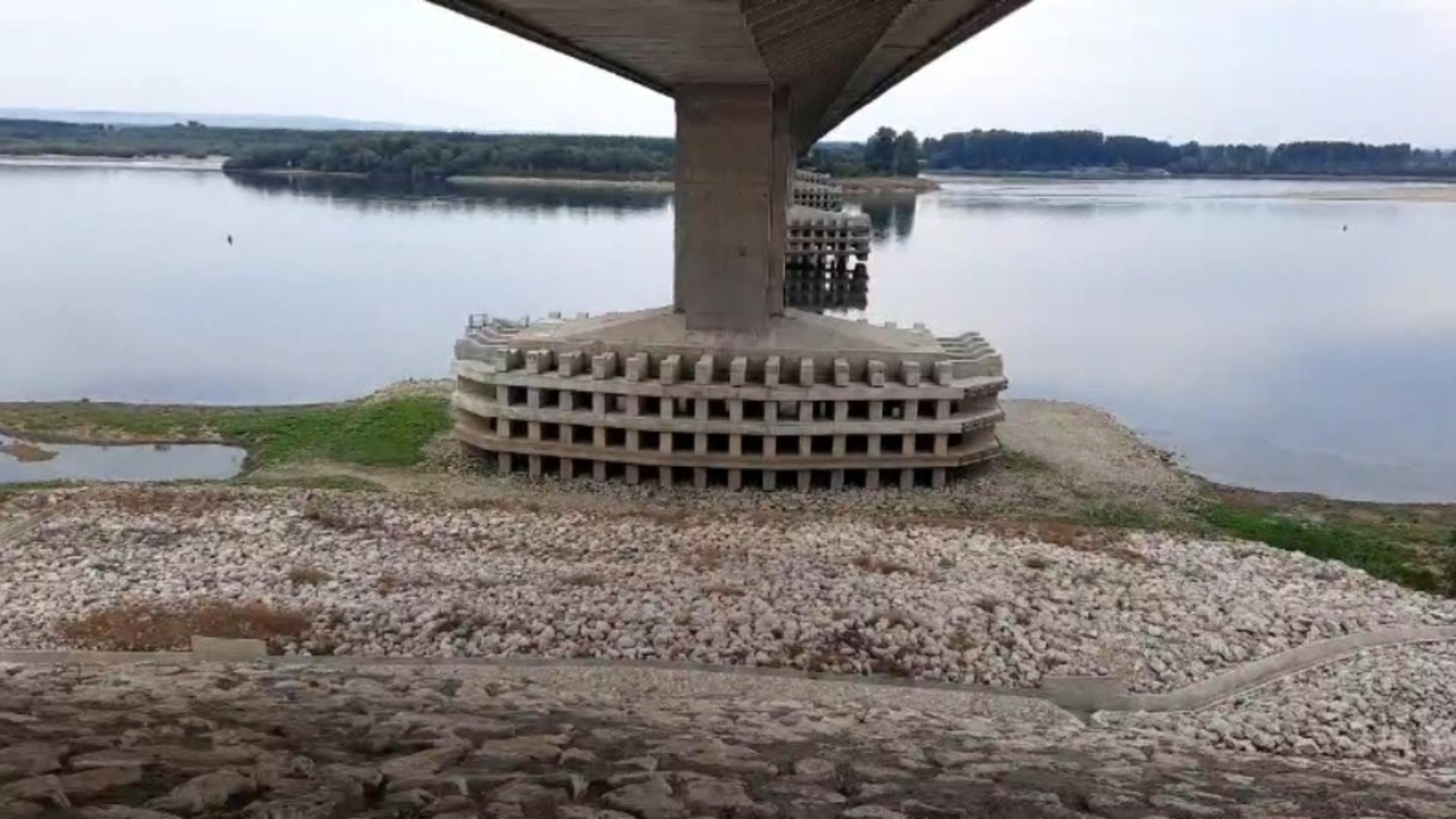 Dunărea SEACĂ: Se văd pilonii Podului Prieteniei de la Giurgiu - Imagini fără precedent în istoria recentă