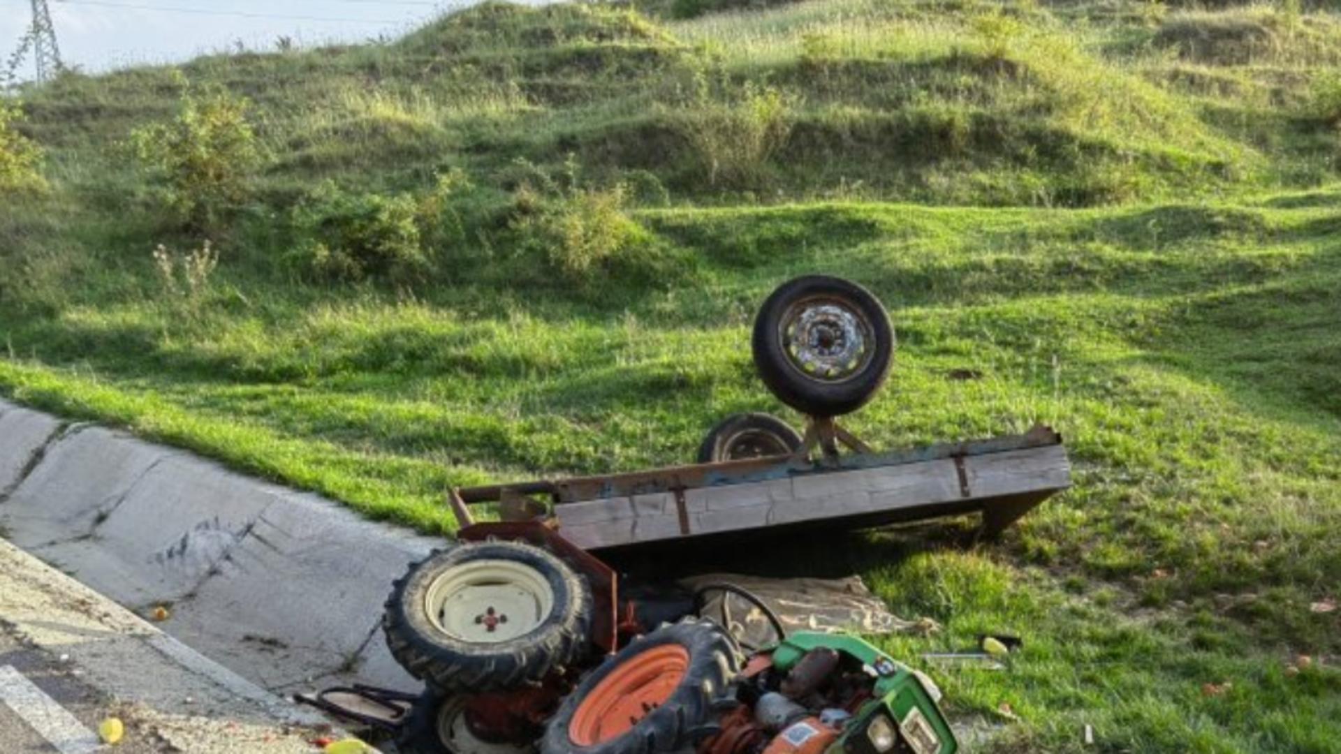 Accident MORTAL în Iași: 2 victime după ce un tractor s-a răsturnat pe marginea drumului - FOTO