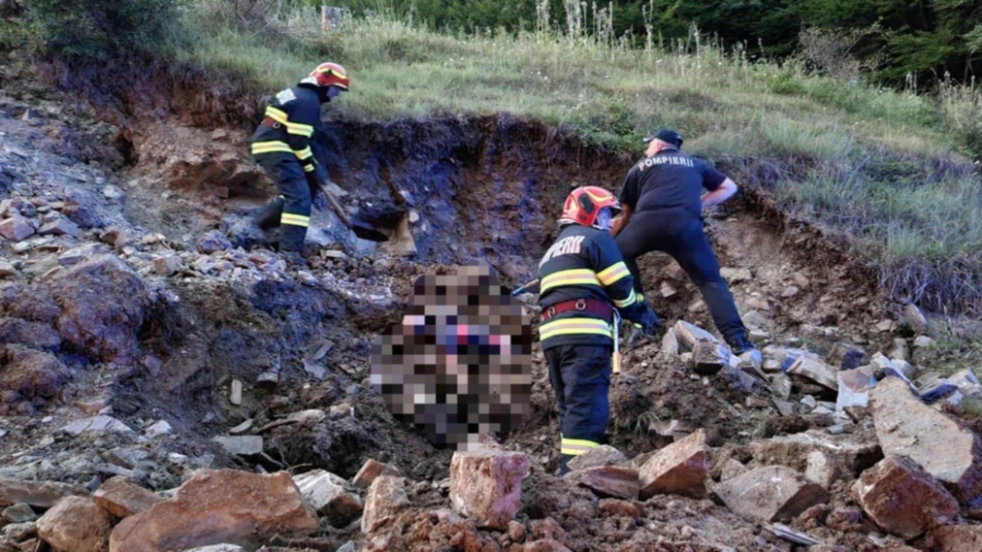Tragedie în Bacău. Un bărbat a murit după ce a fost prins sub un mal de pământ