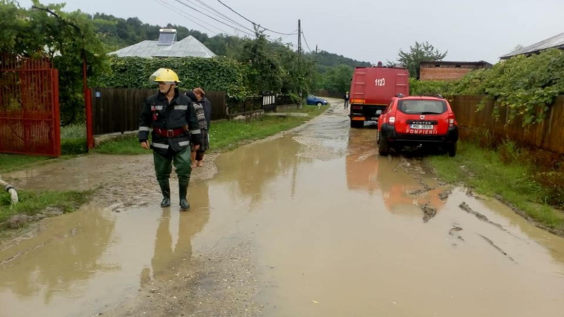 Dezastru în Dâmbovița în urma ploilor! Pompierii militari au intervenit de urgență
