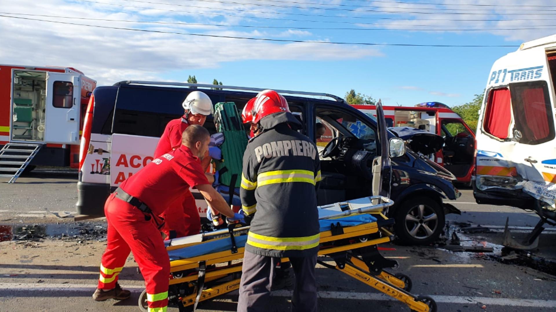 Accident cu 14 victime, la Arad! Impact puternic între un microbuz de transport persoane şi trei autoturisme - FOTO