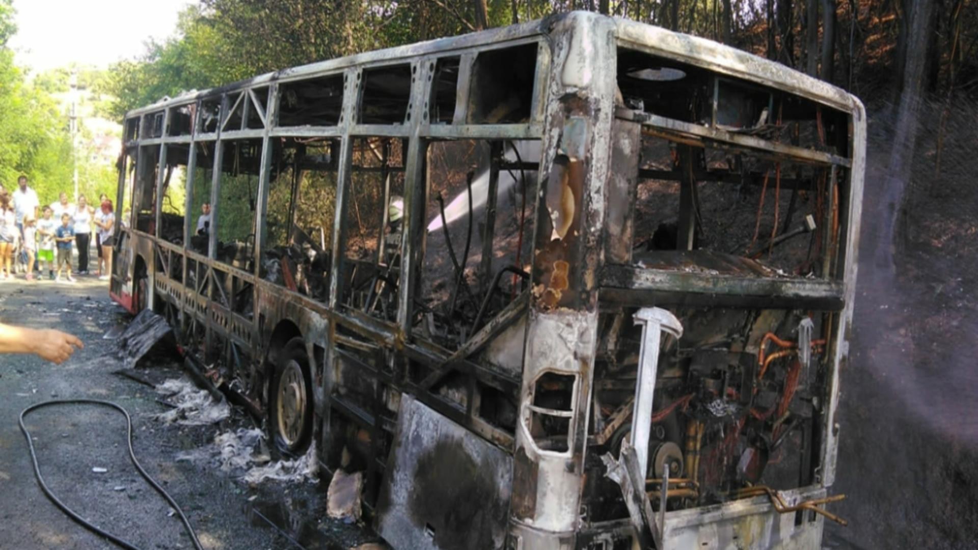 Un autobuz a luat foc în mers