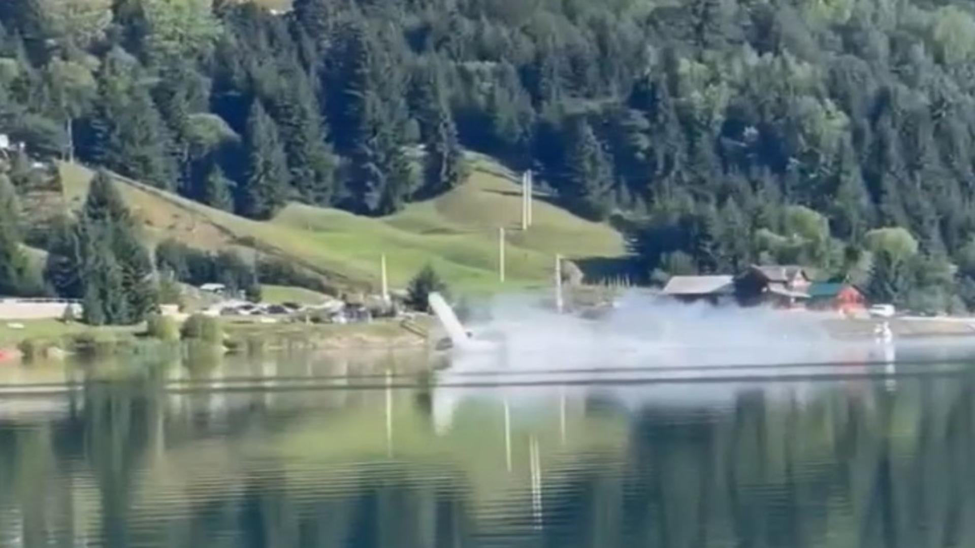Momentul în care avionul se prăbușește în lacul Colibița - Imagini șocante de la impactul cu apa - VIDEO