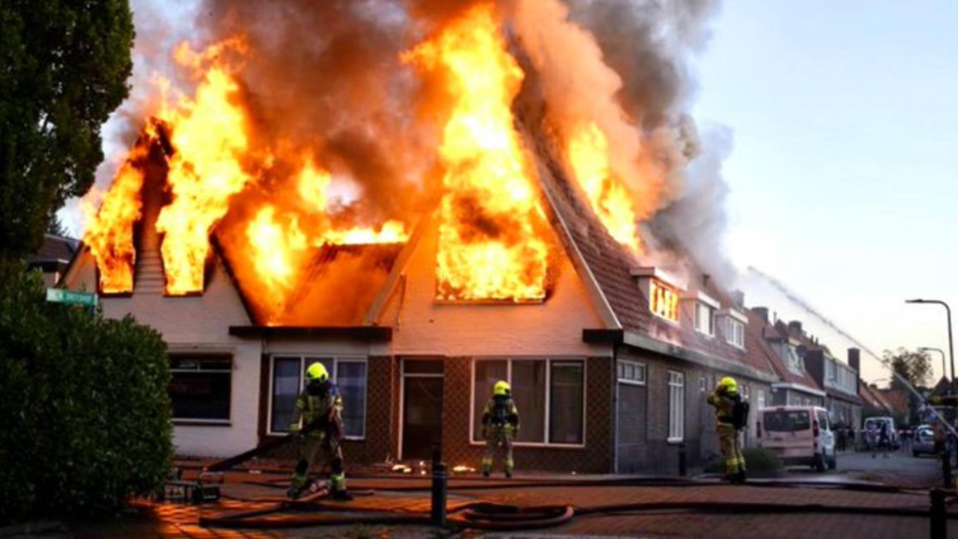 Peste 30 de români au rămas fără case după un incendiu devastator - Imagini teribile Foto: Nos.nl