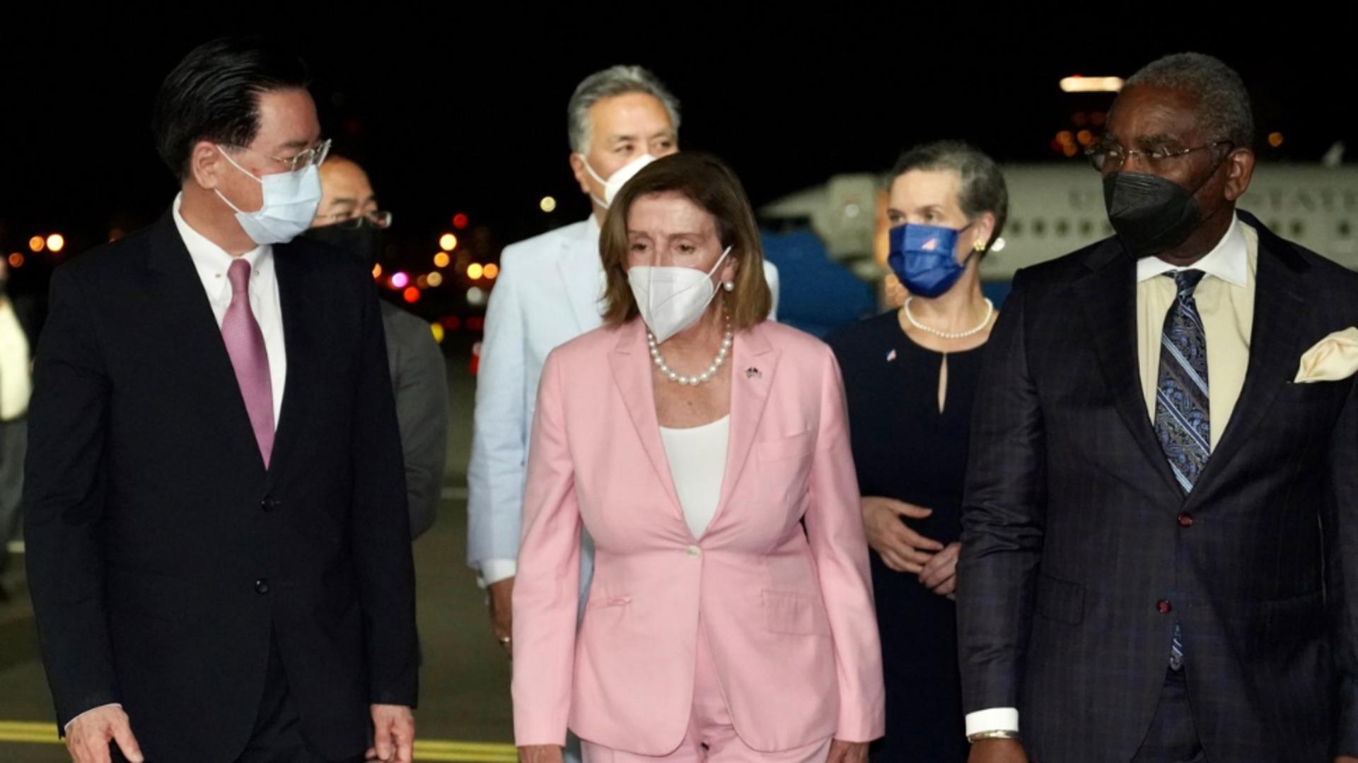 Nancy Pelosi pe aeroportul din Taipei. Foto/Profimedia