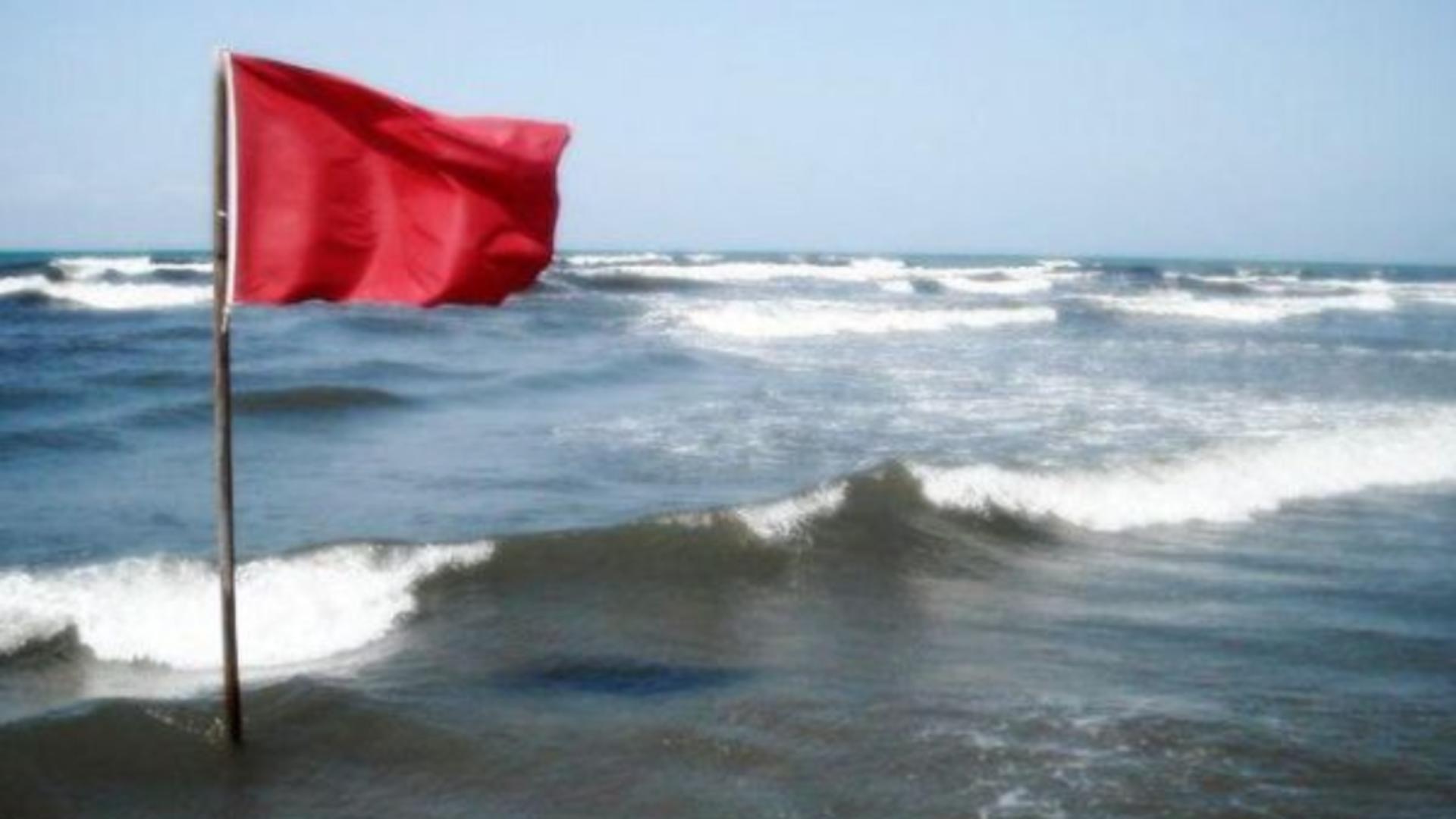 Steag roșu pe litoral, din cauza pericolului de înec