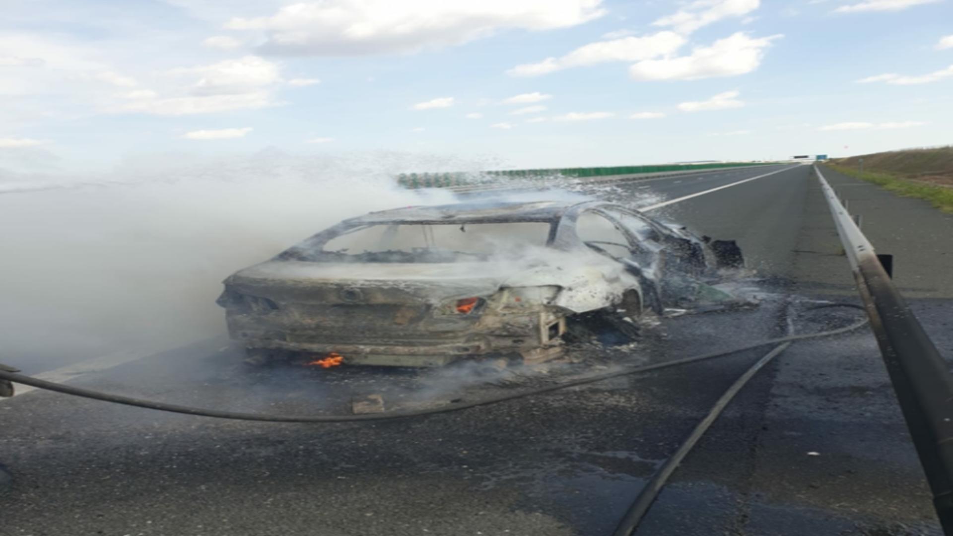 PANICĂ în trafic: o mașină a ars ca o torță pe Autostrada A2 București-Constanța - FOTO