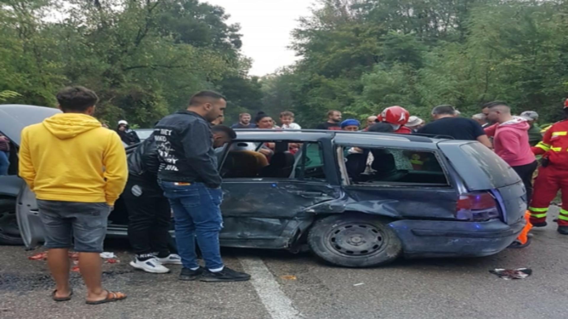 Impact frontal între două mașini, în județul Constanța: un mort și 9 răniți. Printre victime, și 3 copii - Trafic complet BLOCAT