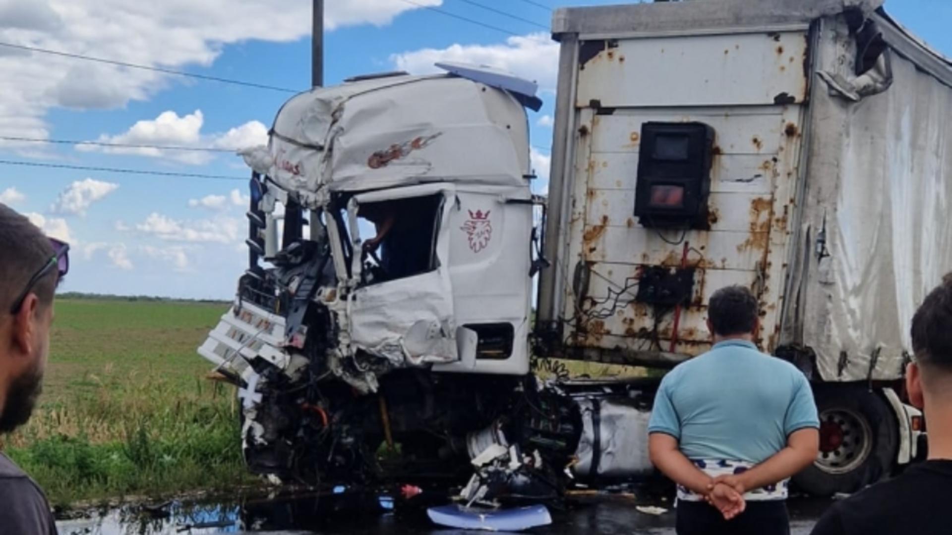 Accident grav între două TIR-uri și un autoturism: Unul dintre autotrenuri transporta 6 tone de substanţe periculoase