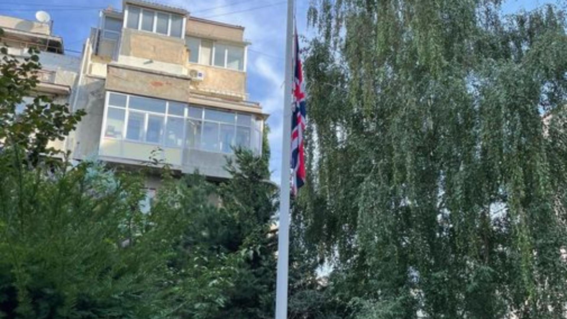 Drapelul de la Ambasada Marii Britanii la București, coborât în bernă după moartea Reginei Elisabeta a II-a