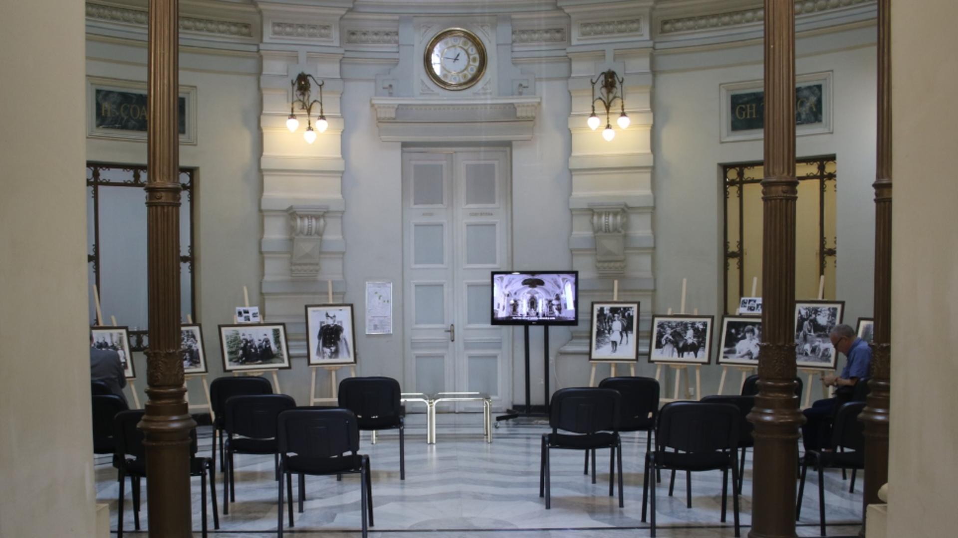 Expoziție dedicată Reginei Elizabeta a-II-a, în București - Amintirile Principelui Nicolae cu suverana
