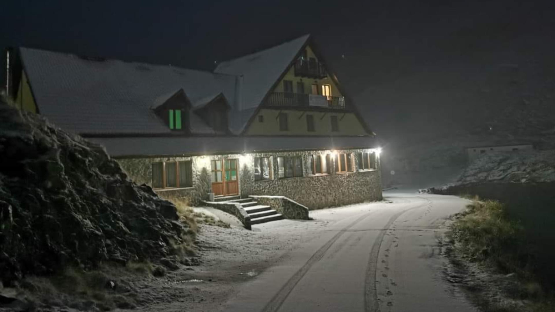 Avertisment pentru turiștii și șoferii amatori de munte. Ninge pe Transfăgărășan și Transalpina - Imagini de vis - VIDEO