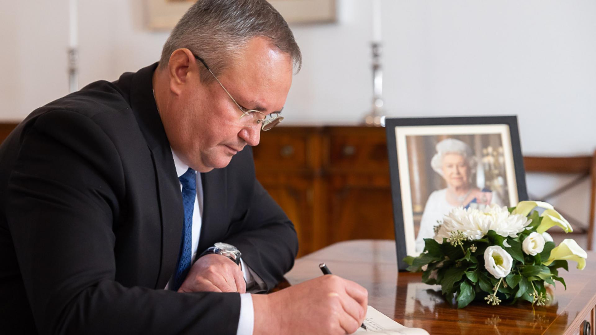 Premierul Nicolae Ciucă a semnat în Cartea de condoleanțe, în memoria Reginei Elisabeta a II-a: „Rămâne un simbol al loialității, angajamentului și stabilității”