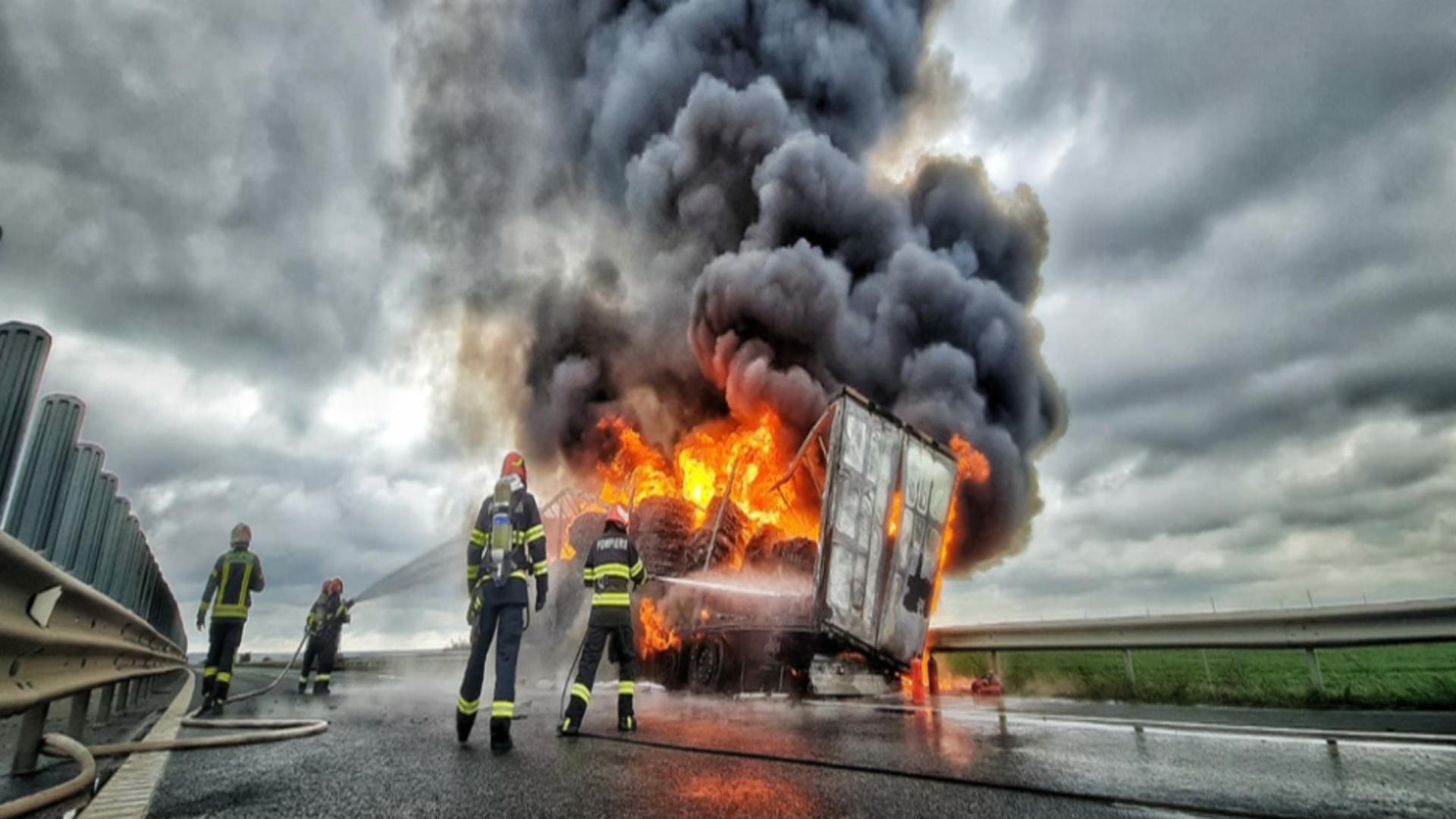Incendiu puternic, pe autostrada A1 Deva – Nădlac: TIR încărcat cu mase plastice, în flăcări