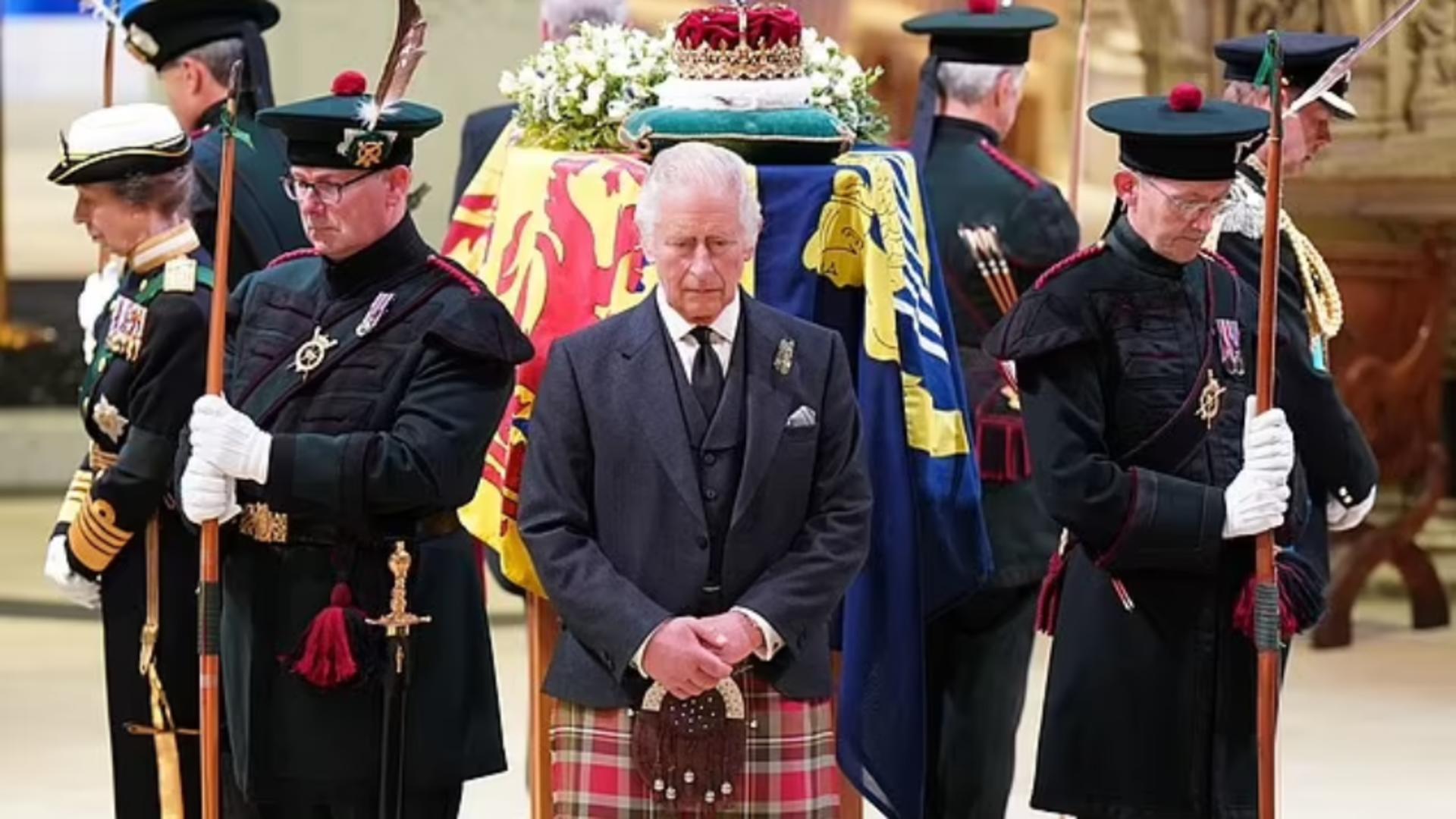 Funeralii Elisabeta a II-a | Gest suprem la catafalcul Reginei - Ce au făcut regele Charles al III-lea și cei 3 frați ai săi - VIDEO