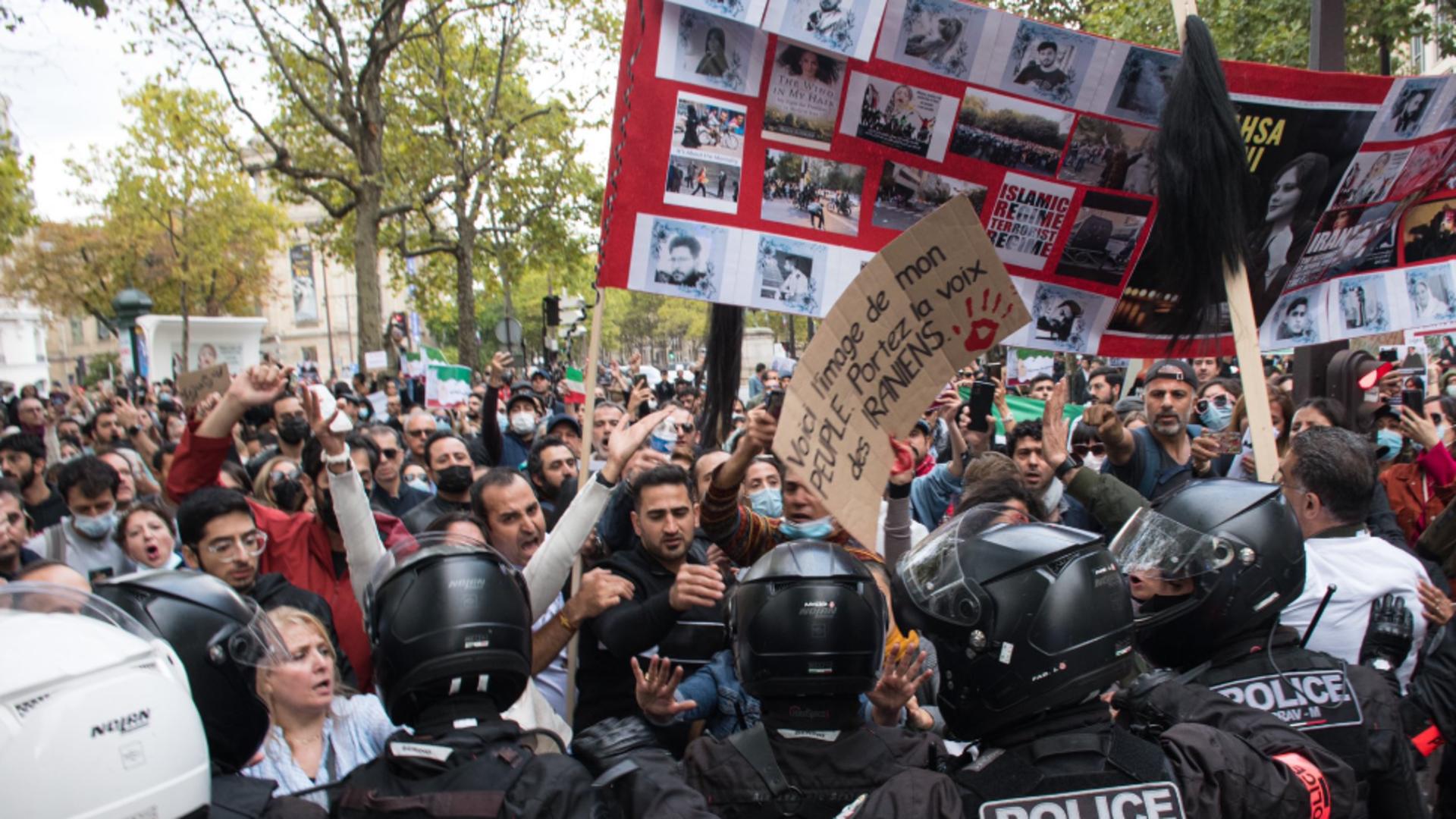 Ciocniri violente la Paris și Londra între manifestanți și polițiști - Proteste împotriva acțiunilor din Iran