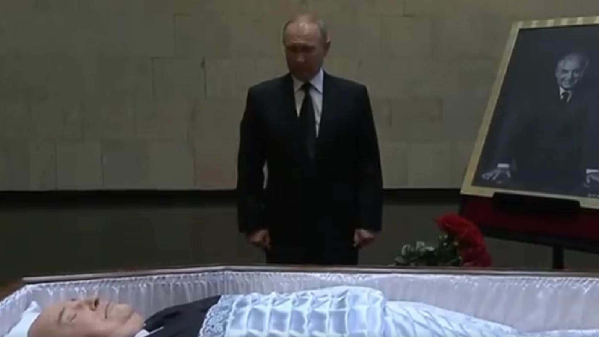 Vladimir Putin la sicriul lui Mihail Gorbaciov (captură video) 