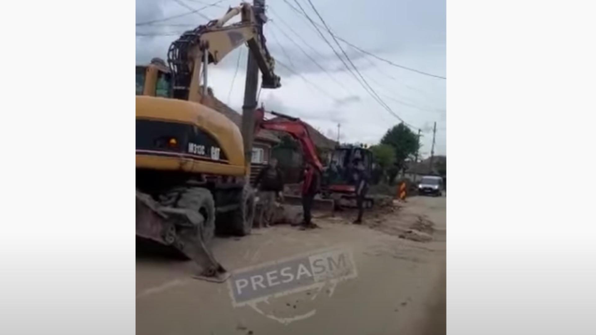 Excavator care susține un stâlp/Captură foto Youtube PresaSM