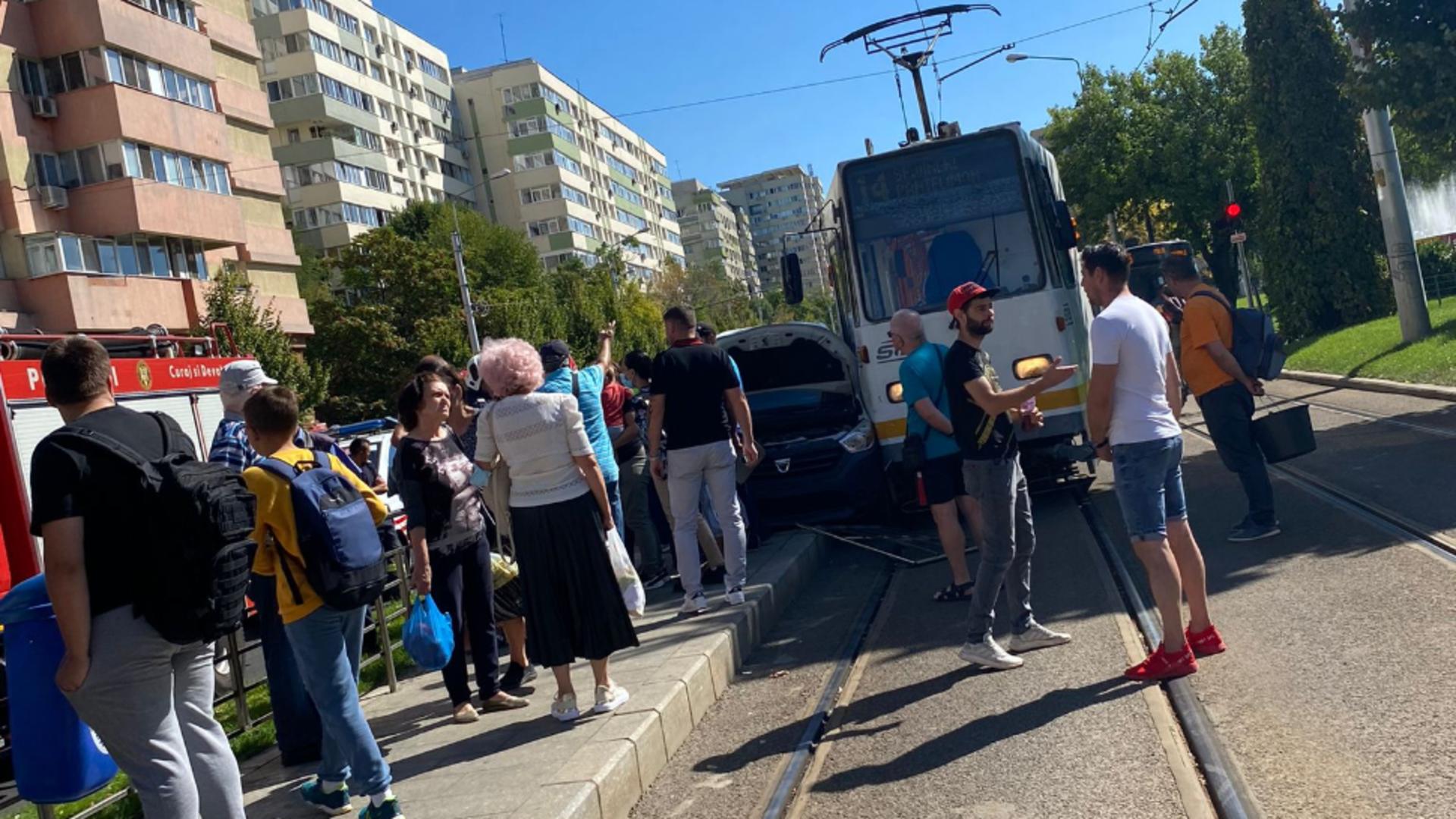 Accident cu un tramvai, în Capitală: o mașină a fost târâtă zeci de metri - Trafic BLOCAT