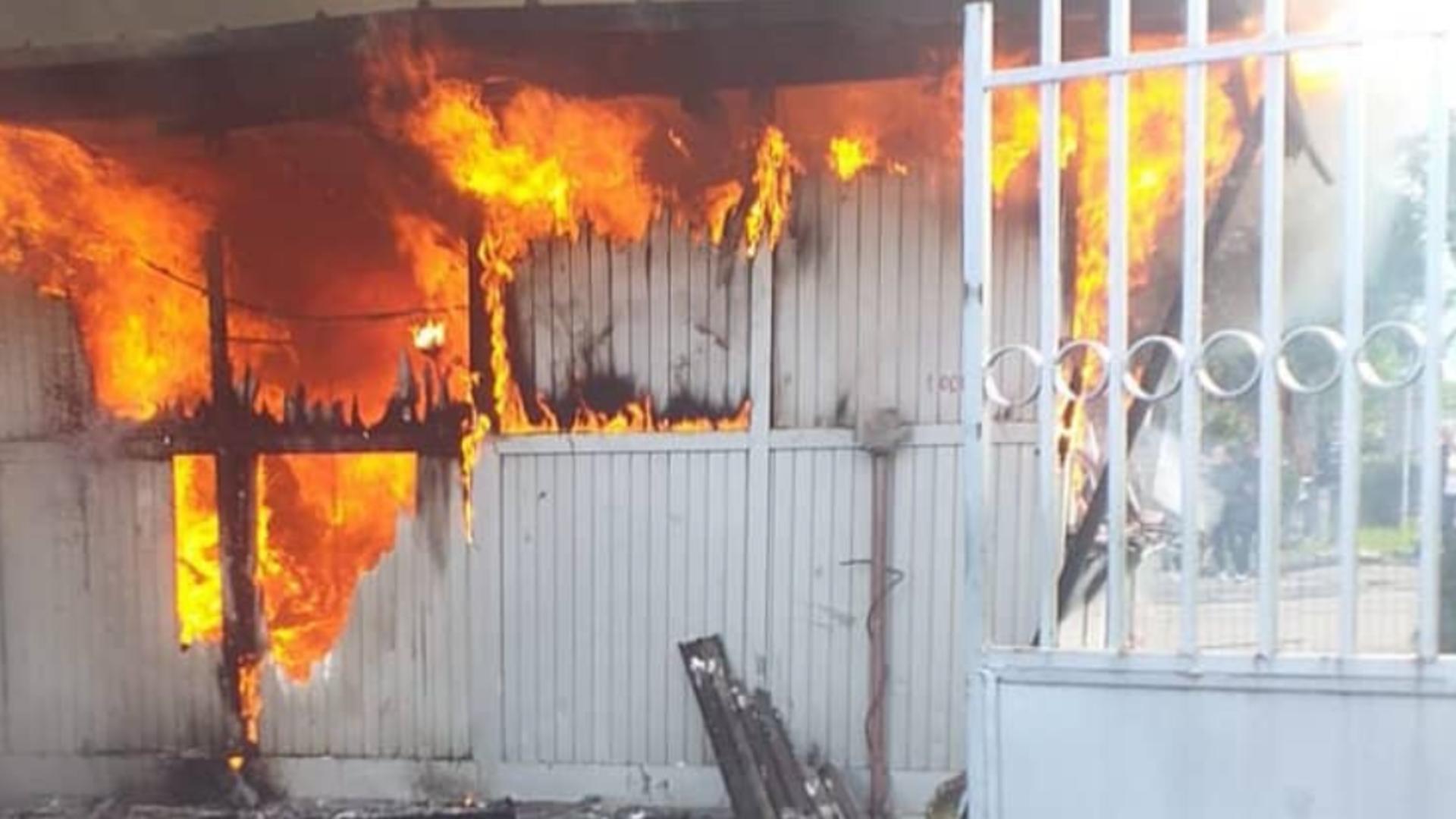 Incendiu violent la o școală din Hunedoara - Peste 400 de elevi și profesori au ieșit rapid din clădire
