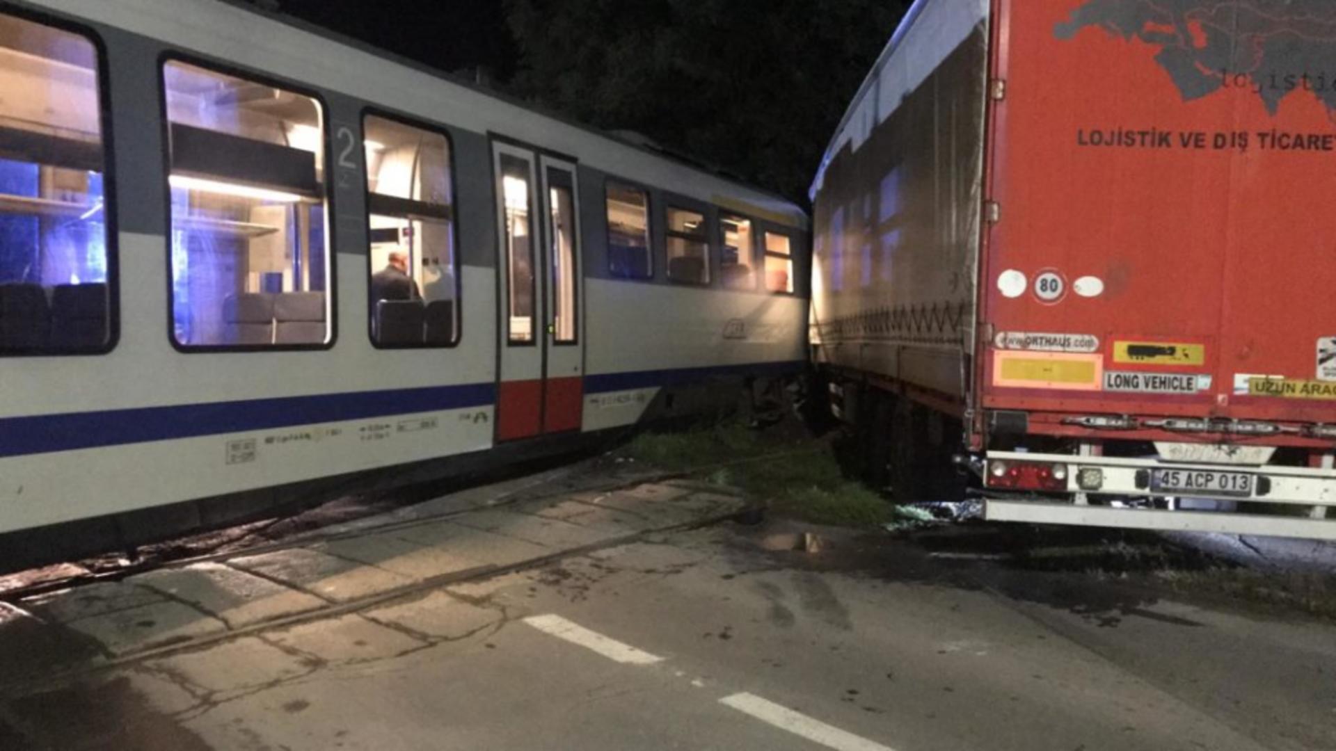 Un tren personal a DERAIAT, după ce a lovit un TIR, în județul Harghita. Circulația feroviară blocată - GALERIE FOTO