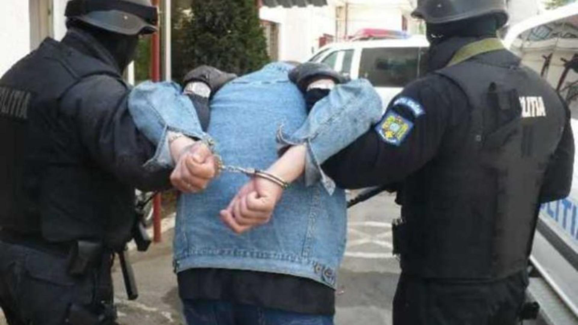 Bărbat reținut în Argeș după ce și-a violat fiicele de 13 și 15 ani – Una dintre fete era legată cu lanțuri de pat