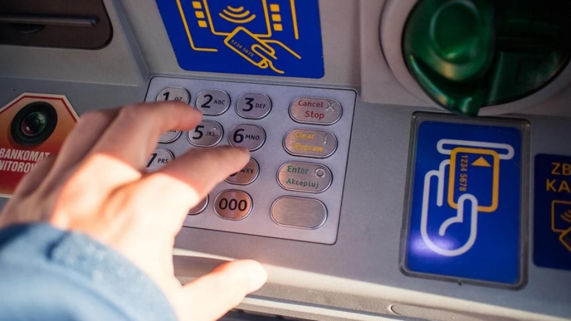 Un bărbat a găsit o sumă uriașă uitată într-un bancomat din jud. Bistrița-Năsăud. Ce a făcut cu banii