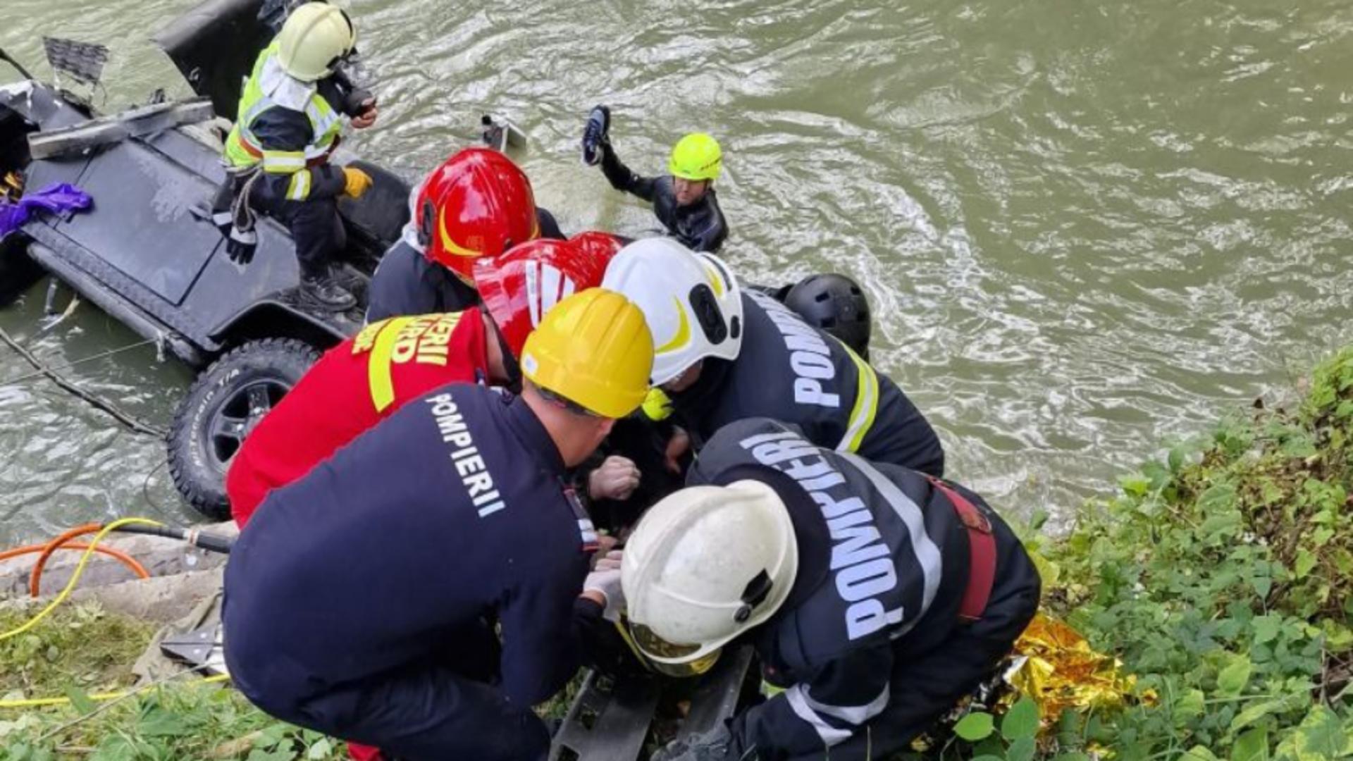 Accident teribil. O maşină a căzut în râul Bistriţa. Două persoane sunt decedate (VIDEO)