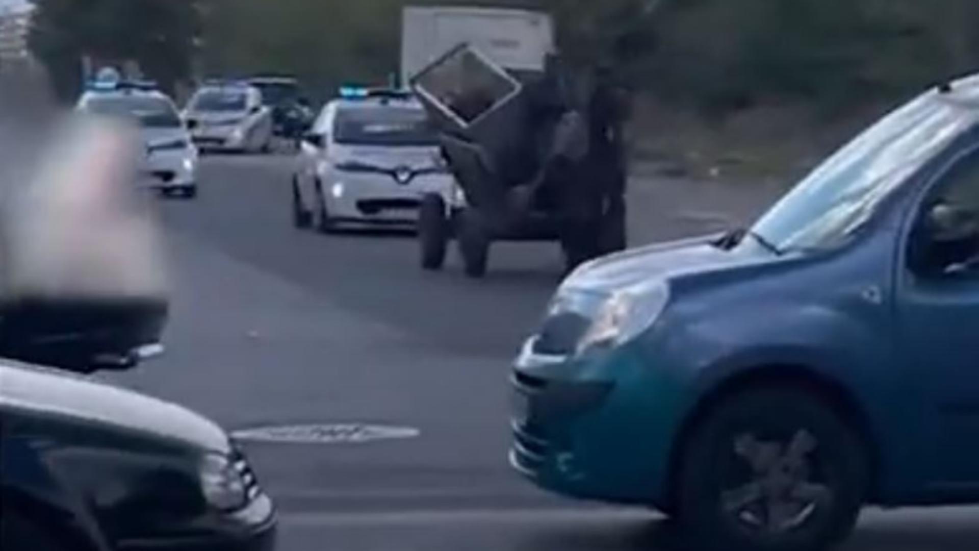 3 mașini de poliție în urmărirea unei căruțe. Foto/Profimedia