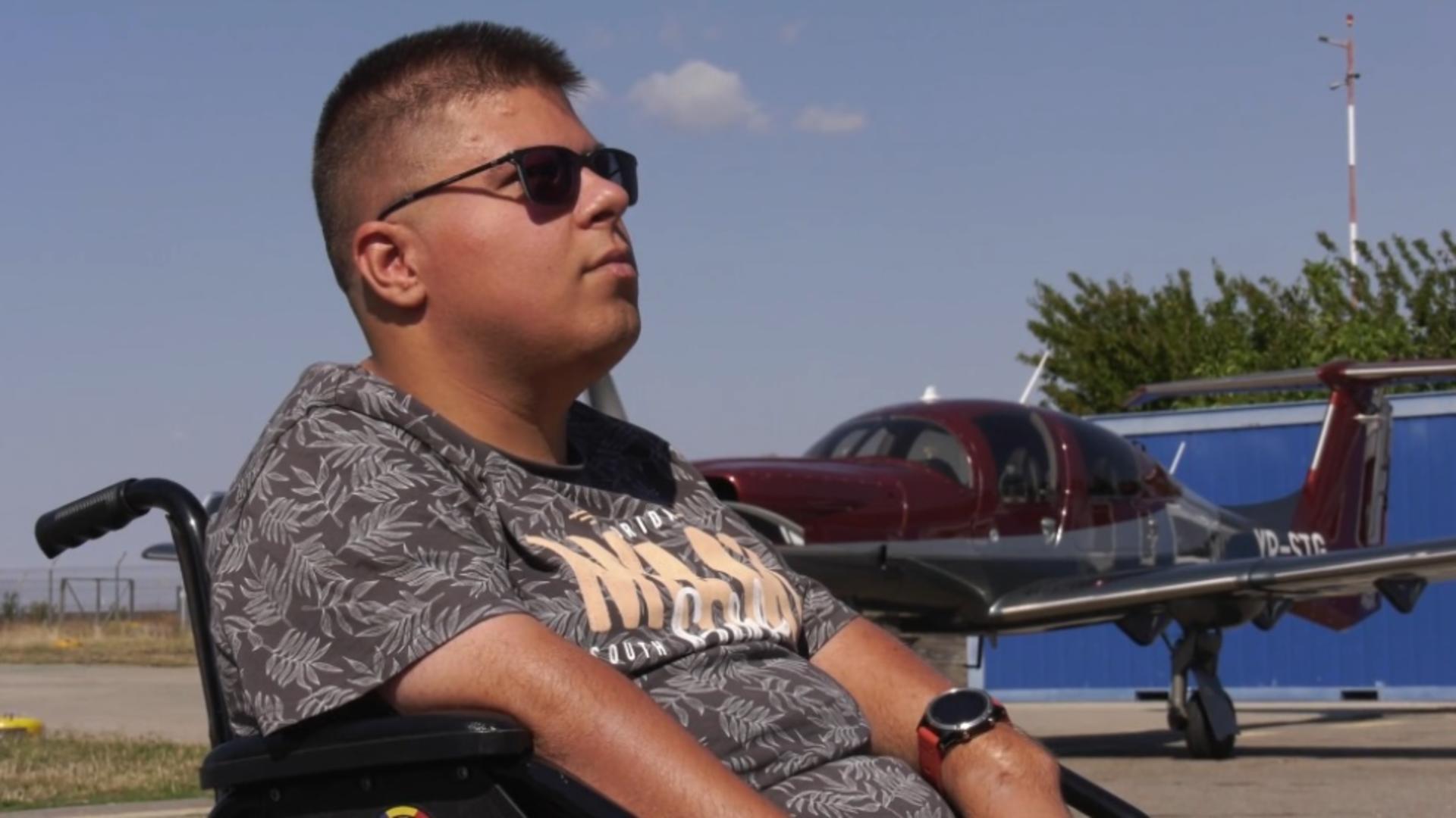 Visul unui tânăr cu dizabilități de a deveni pilot - Momente emoționante: George a pilotat pentru prima dată