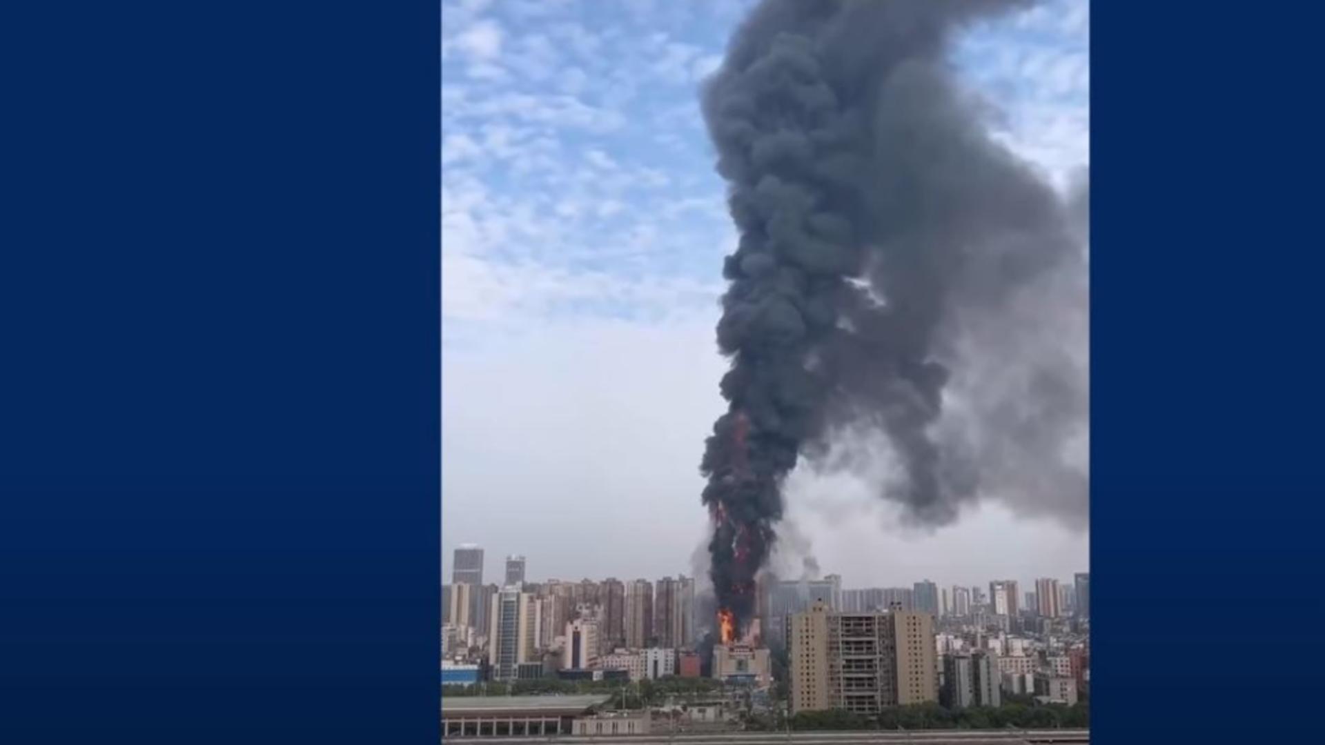 Sediul „China Telecom” a ars ca o torță. Foto/Captură video