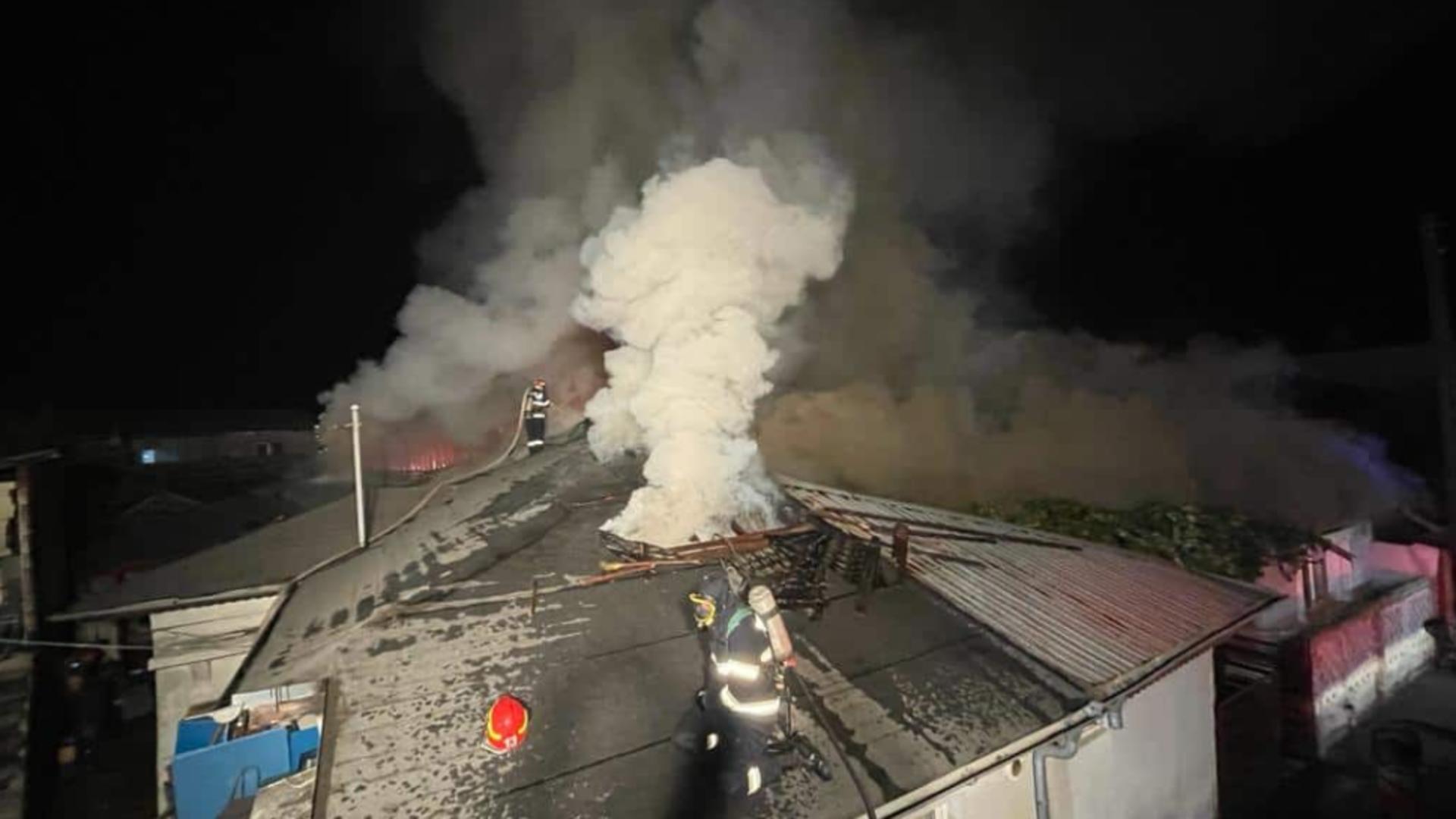Incendiu violent în Capitală: 4 case, în flăcări și este pericol de extindere - Intervenție masivă a pompierilor - VIDEO