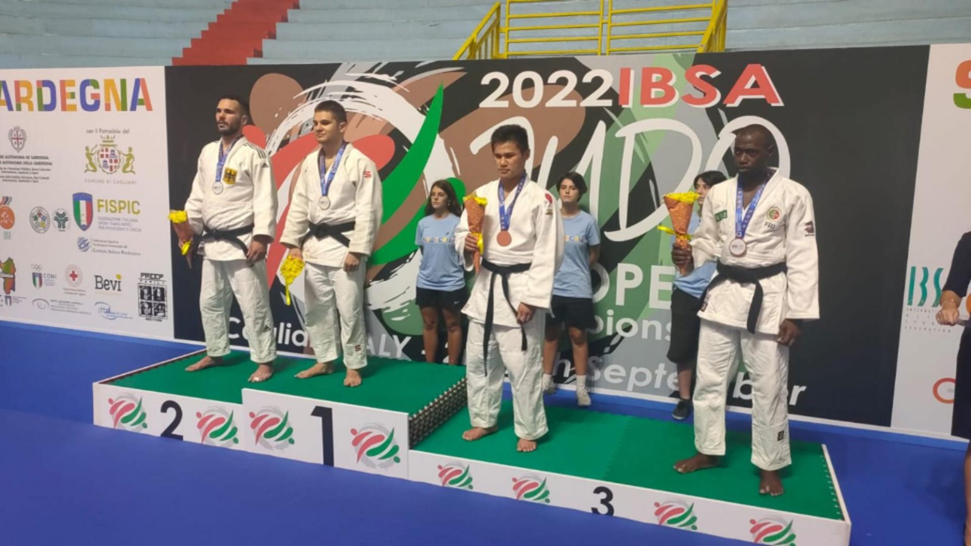Alex Bologa pe podium (foto: Federația Română de Judo)