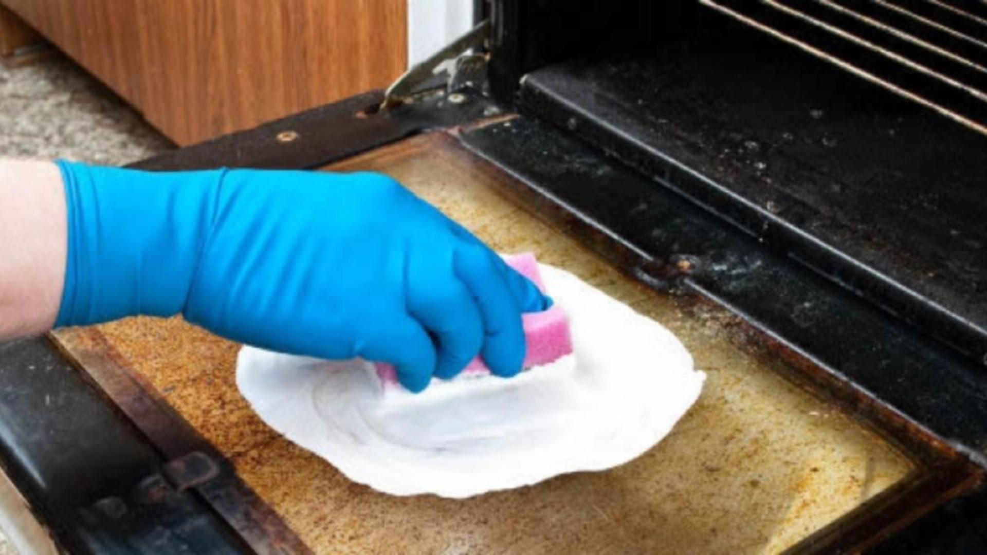Cum cureți rapid geamul de la cuptor cu două ingrediente ieftine din bucătărie