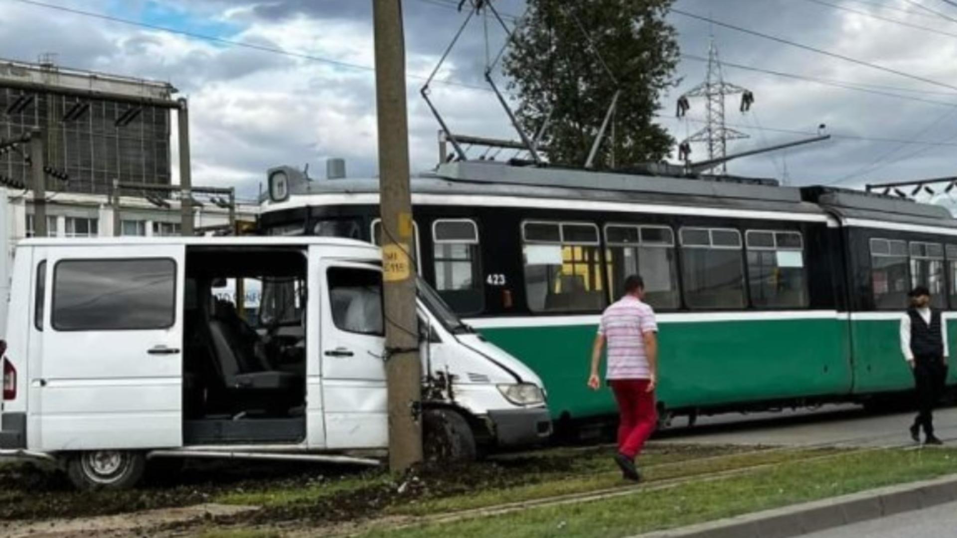 Accident grav în Iași: Un microbuz, proiectat în stâlp după impactul cu un tramvai - O persoană este BLOCATĂ